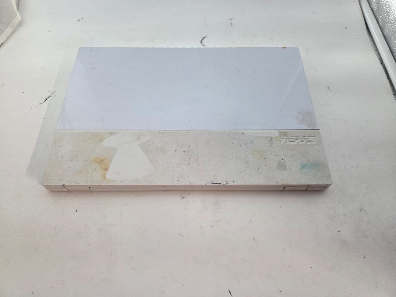 6203104 Asus MJ401T(Vintage) w/charger.m3-8100Y.4GB.128GB M.2.14″FHD.W11 Home.