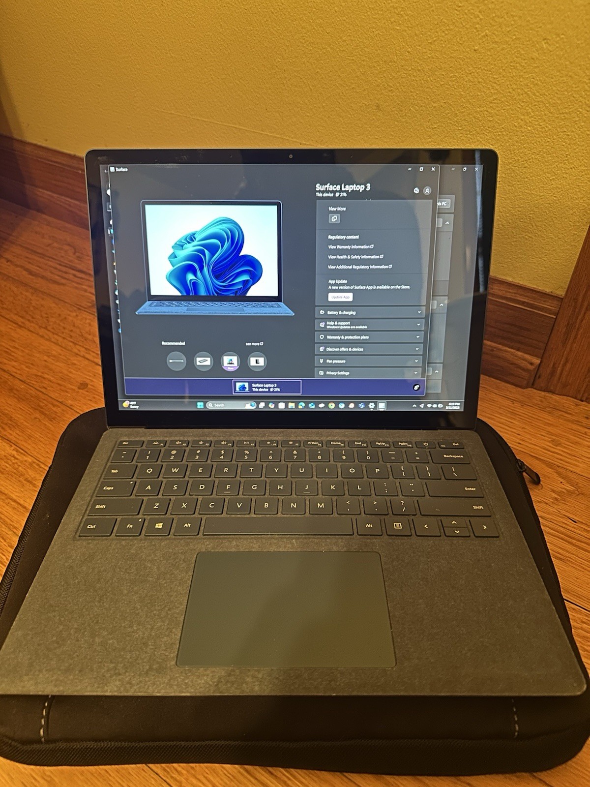 Microsoft Surface Laptop 13.5 inch (256 GB, Intel Core i5 7th Gen., 2.50 GHz,, 8