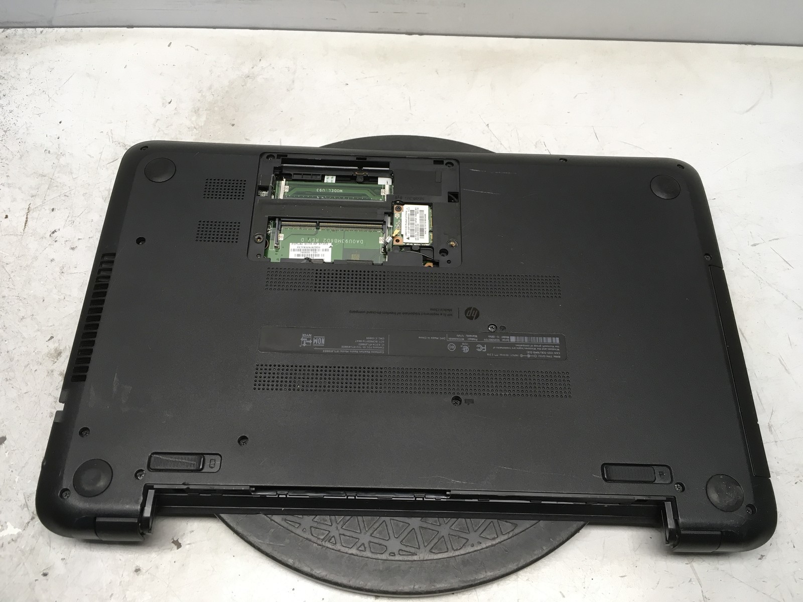 HP 15-F305DX AMD A6-Series A6-5200 2.0 GHz No RAM NO HDD No Batt