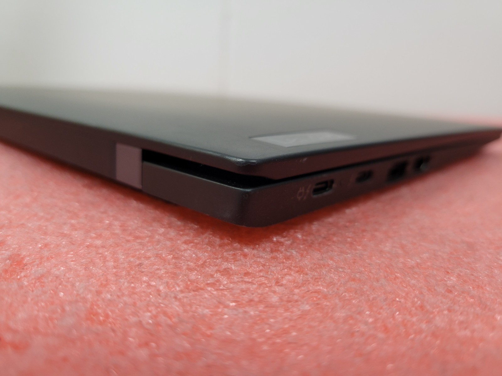 Lenovo ThinkPad X1 Carbon Gen 10 14″ i7-1270P 16GB RAM 512GB SSD | C973