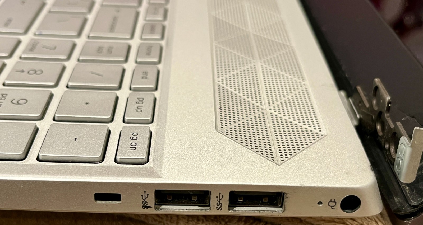 HP Pavilion 15-cs1065cl Laptop Powers On Broken Hinges Parts or Repair
