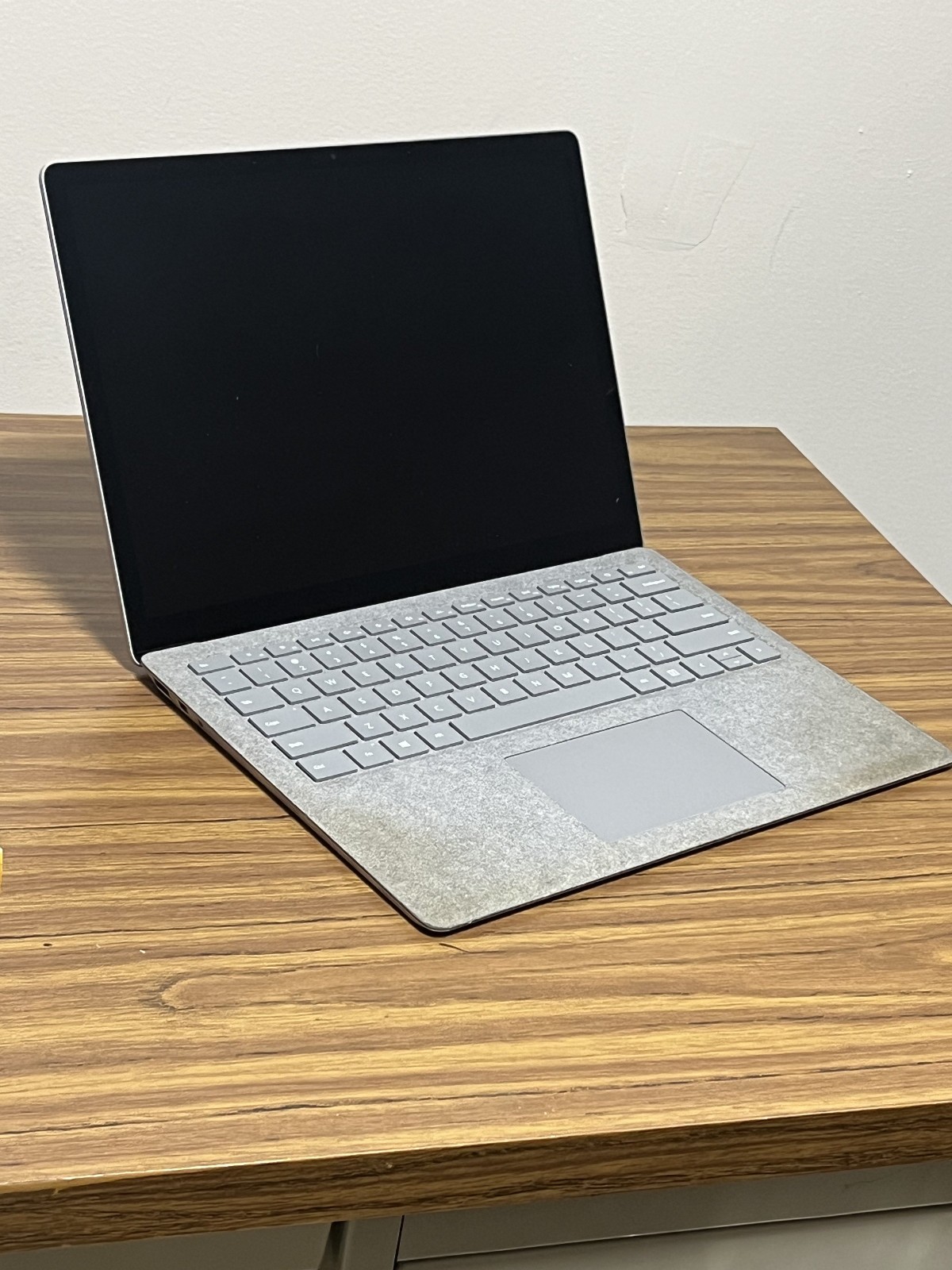 Surface Laptop 13.5″ 1769 (256GB SSD, Core i7-7660U, 2.50GHz, 8GB) Touch screen