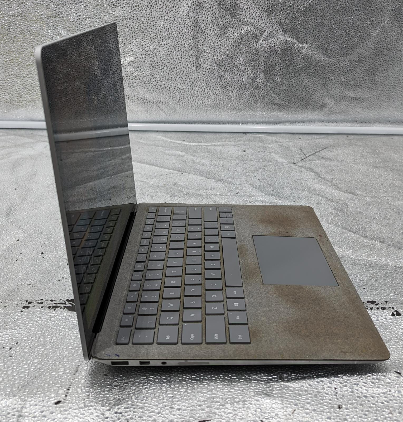 Microsoft Surface Laptop 13.5″ 256GB 8G Intel Core i5 7th Gen. 2.60 GHz *READ*