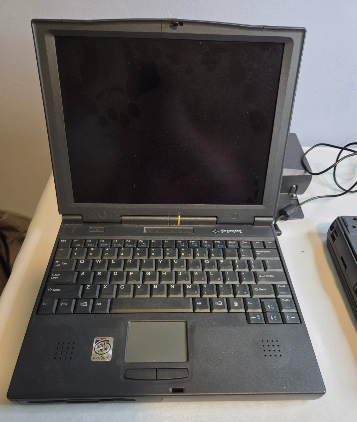 2 Gateway 2000 Solo 2300 Laptops, Power Supply & Dock Terminal READ UNTESTED