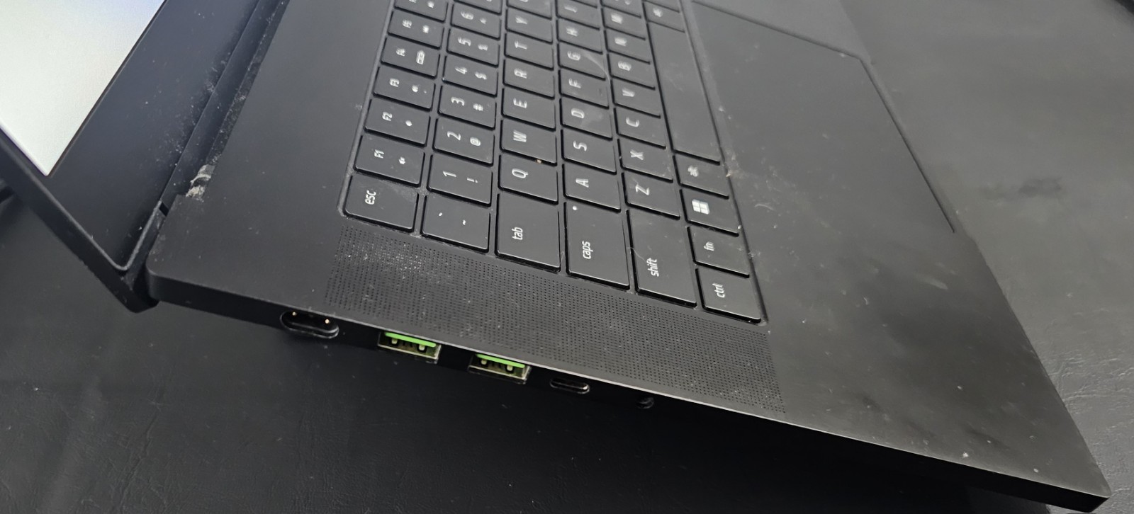 Razer Blade 15.6″ UHD (1TB SSD, Intel Core i7 12th Gen. With Laptop Stand Chroma