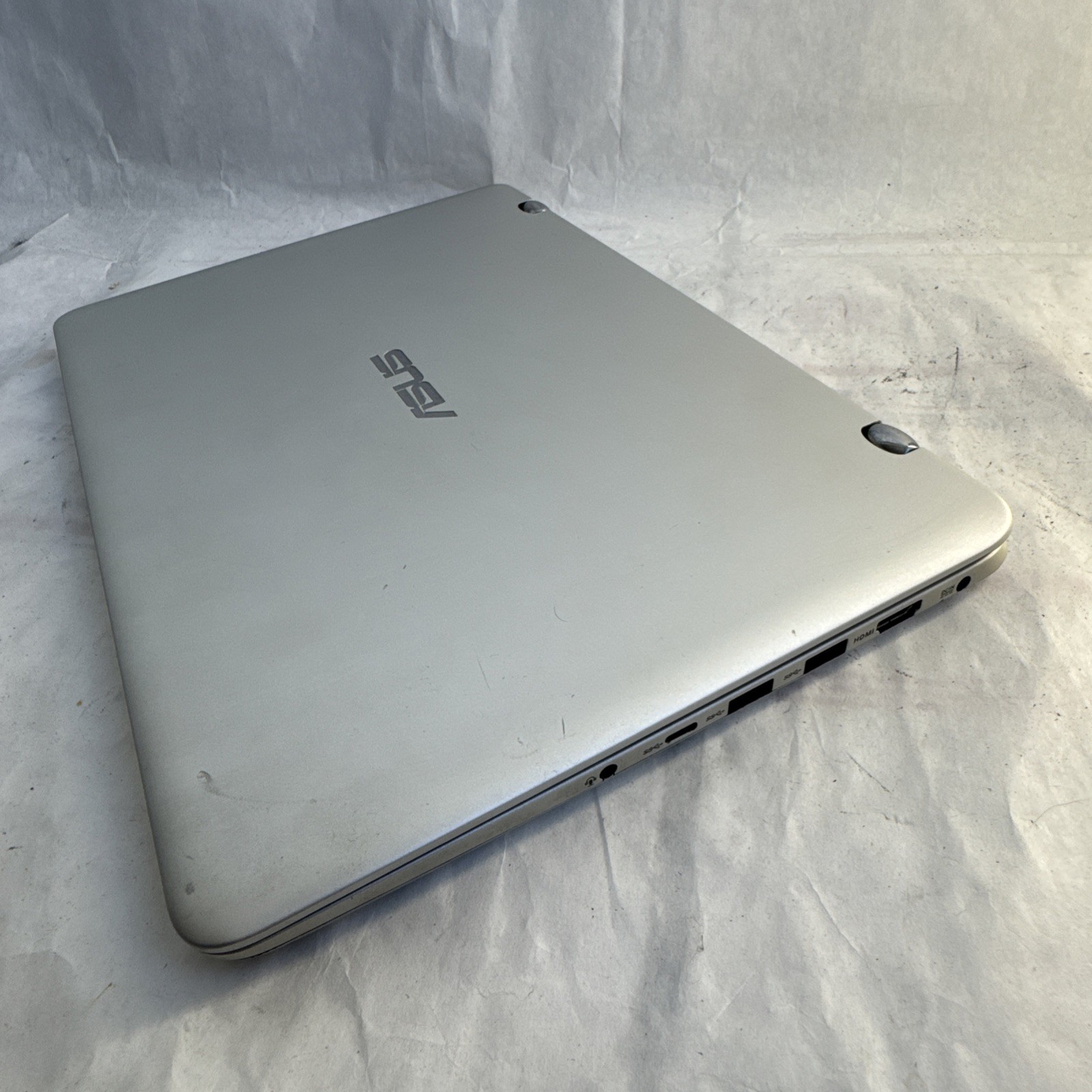ASUS Q304U 13.3″ 2-in-1 Intel Core i5-7200U @2.50GHz 8GB Ram 1TB HDD / Win10E