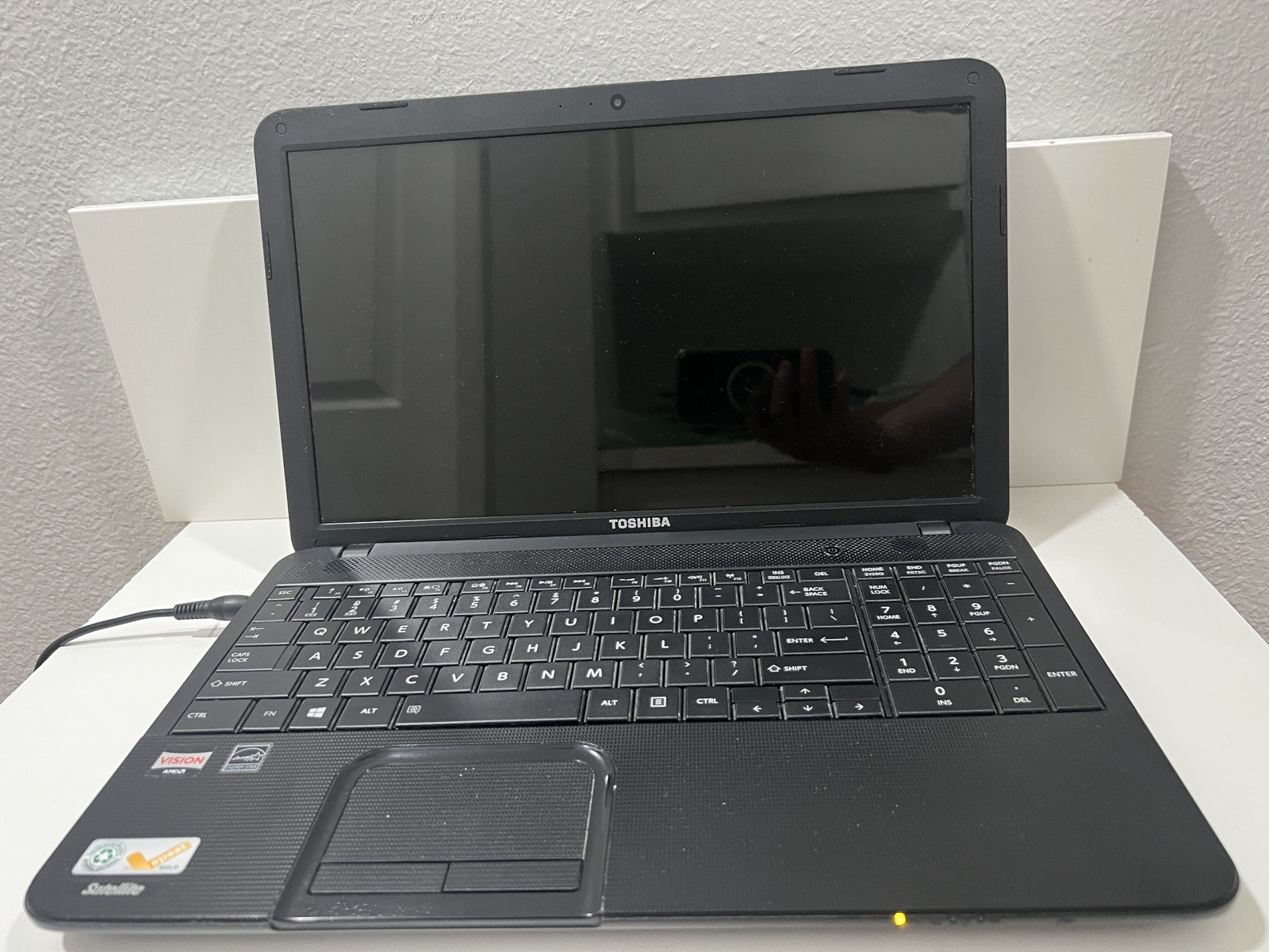 Toshiba Satellite C855D Laptop.8GB RAM 128GB SSD 1.3Ghz AMD E-300 Linux Lubuntu
