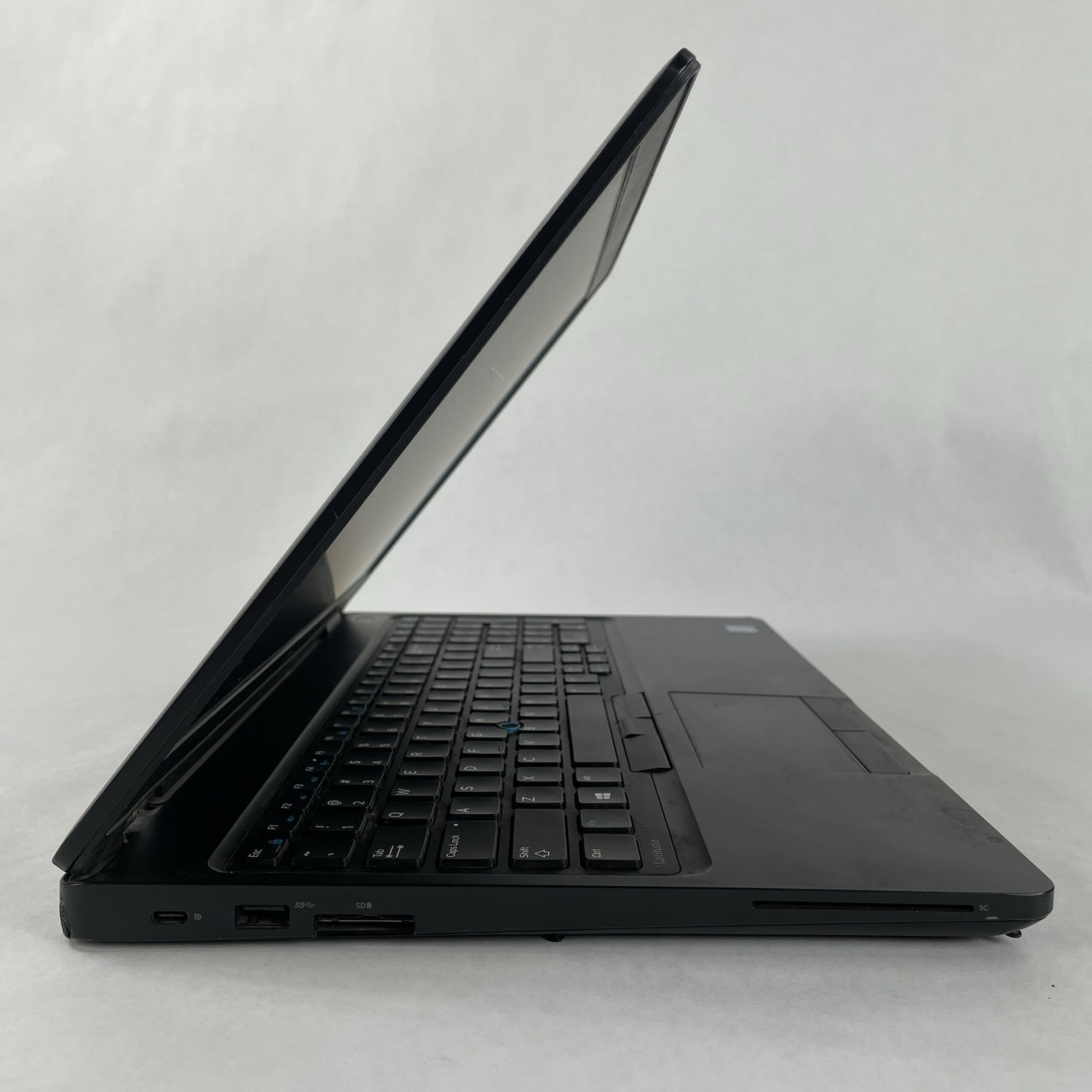 Dell Latitude 5580 15.6″ i5-7300U 2.6 GHz 8 GB RAM No SSD/OS/AC – No Hinge Cover