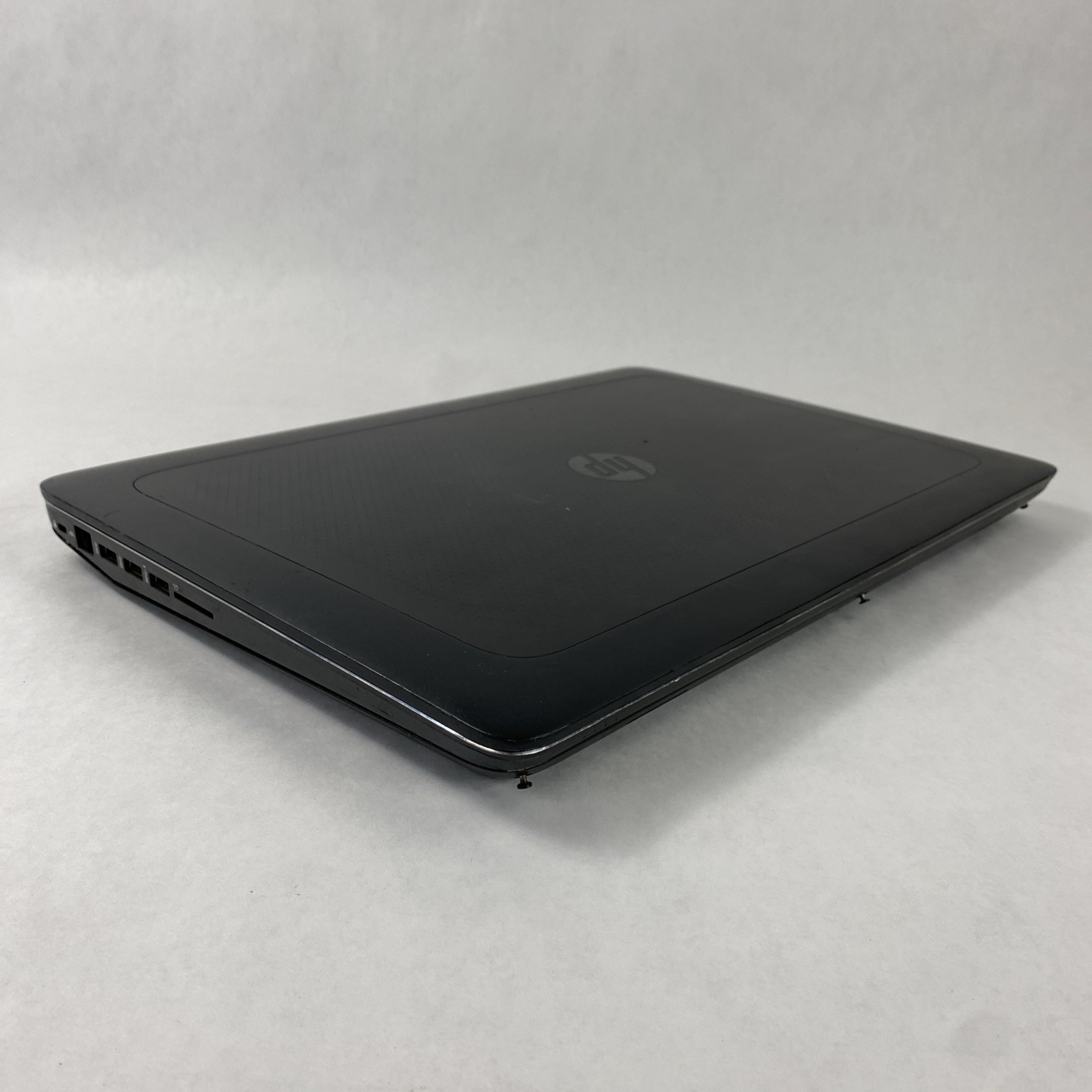 HP ZBook 17 G3 Xeon E3 1535M v5 2.90 GHz 16 GB RAM 17.3″ No Battery No HDD No OS