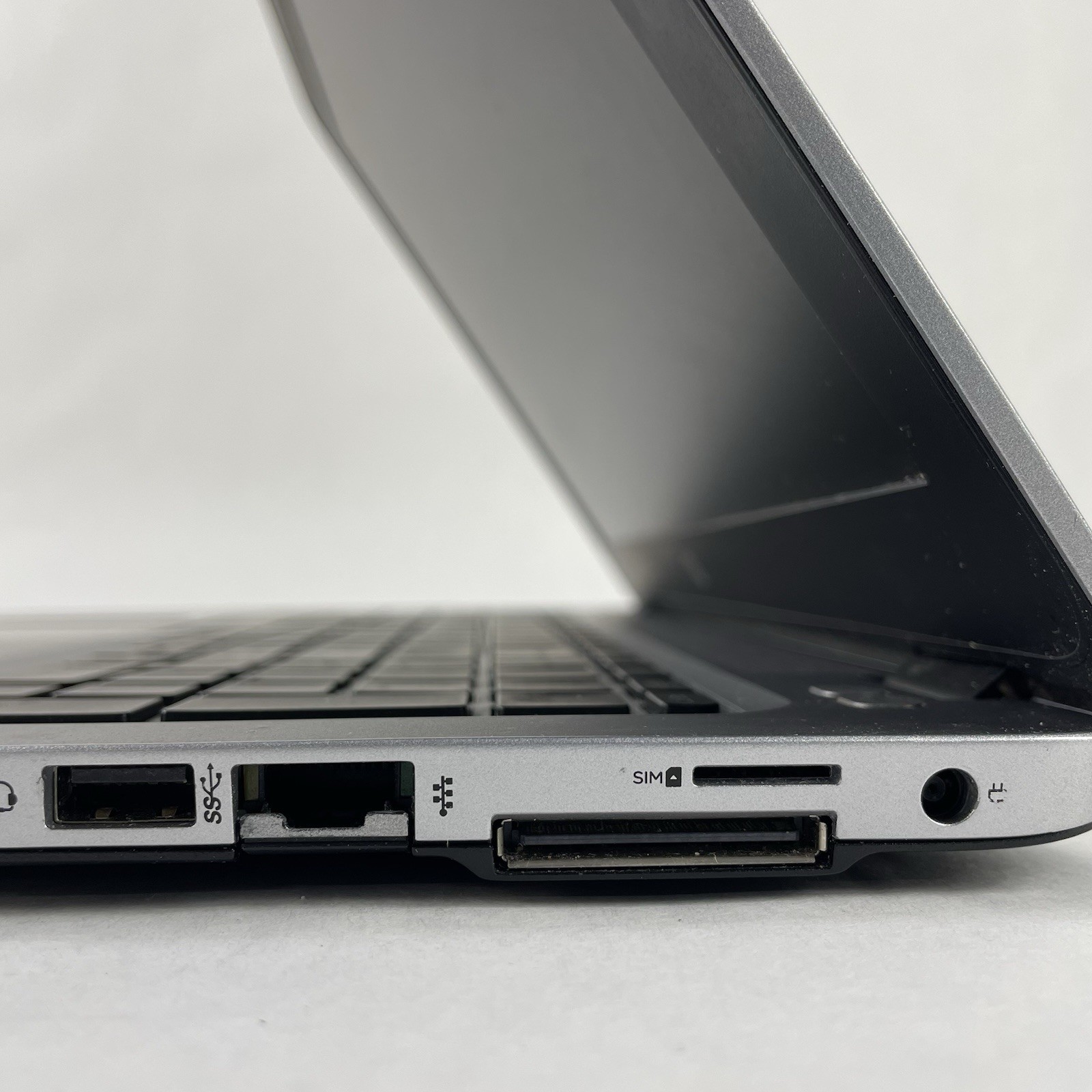 HP EliteBook 850 G3 15.6″ i5-6200U 2.30 GHz 8 GB RAM No SSD No OS – Bad Bottom