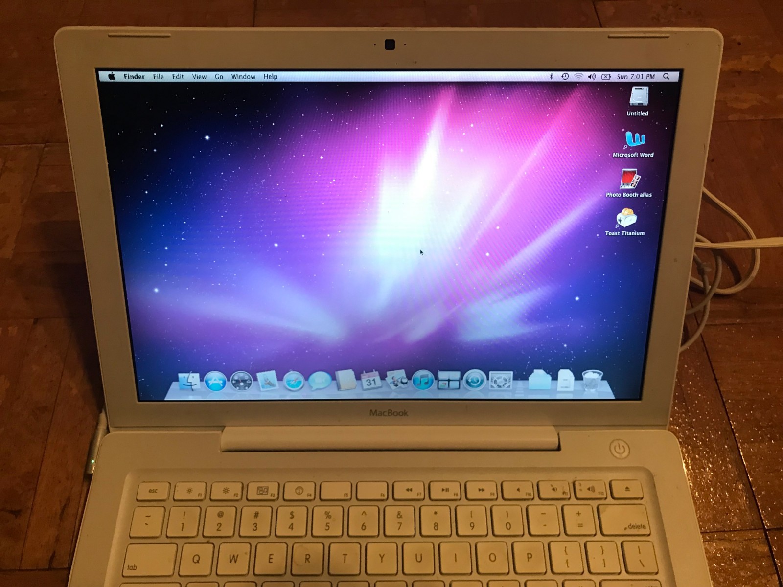 Apple MacBook A1181 1.83 GHz 2GB RAM 120 GB HDD OSx 10.6.8 No Charger Or Battery