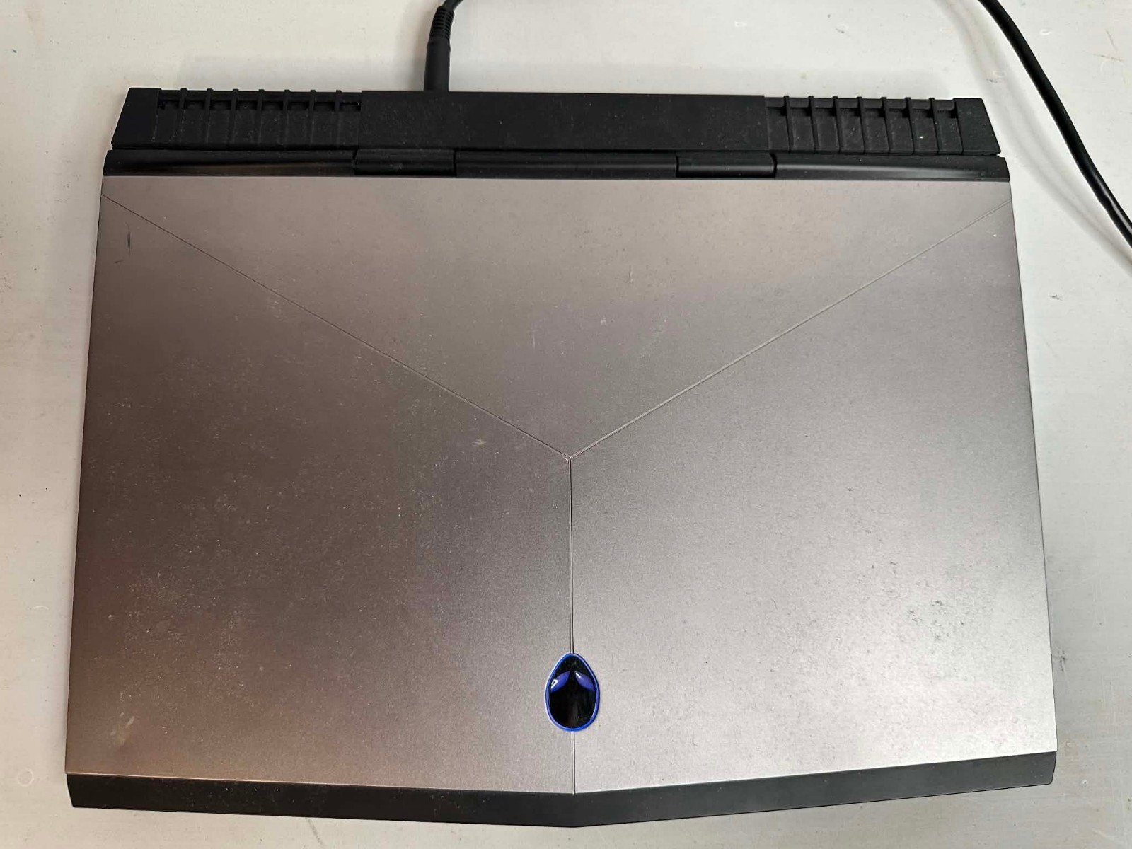 Dell Alienware 15 R3 i7-6700HQ GTX 1060, 16GB ram, 128GB SSD, 1TB HDD – Low batt