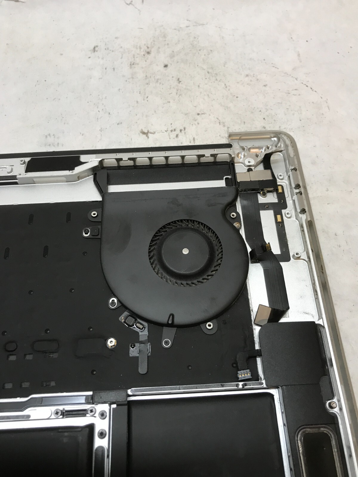 Apple MacBook Pro Touch/2018 A1990 Palmrest NO MOTHERBOARD For Parts/Repair- -DW