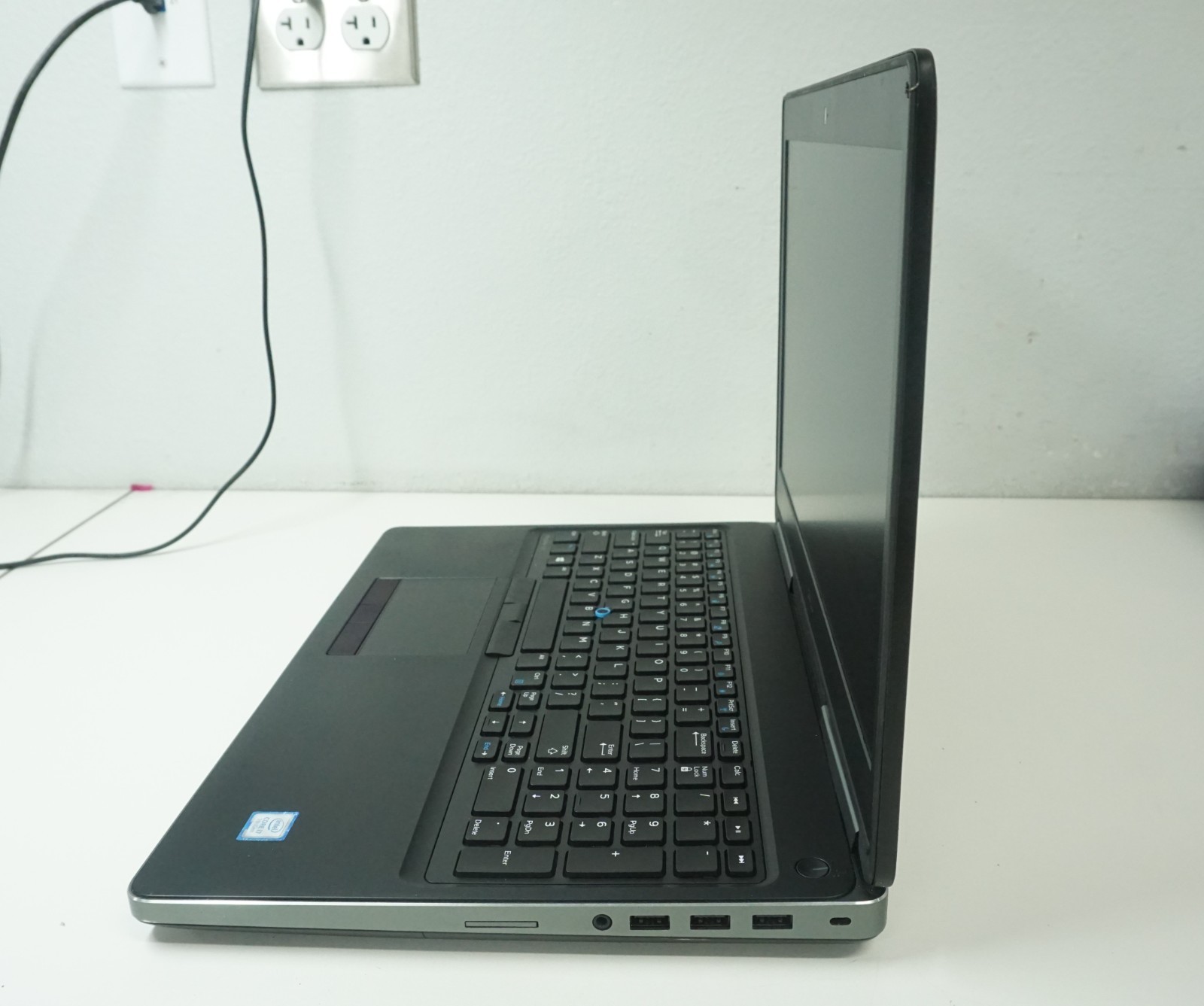 Dell Precision 7520 15.6″ Intel i7-7820HQ @ 2.90GHz 32GB RAM NO OS / NO SSD