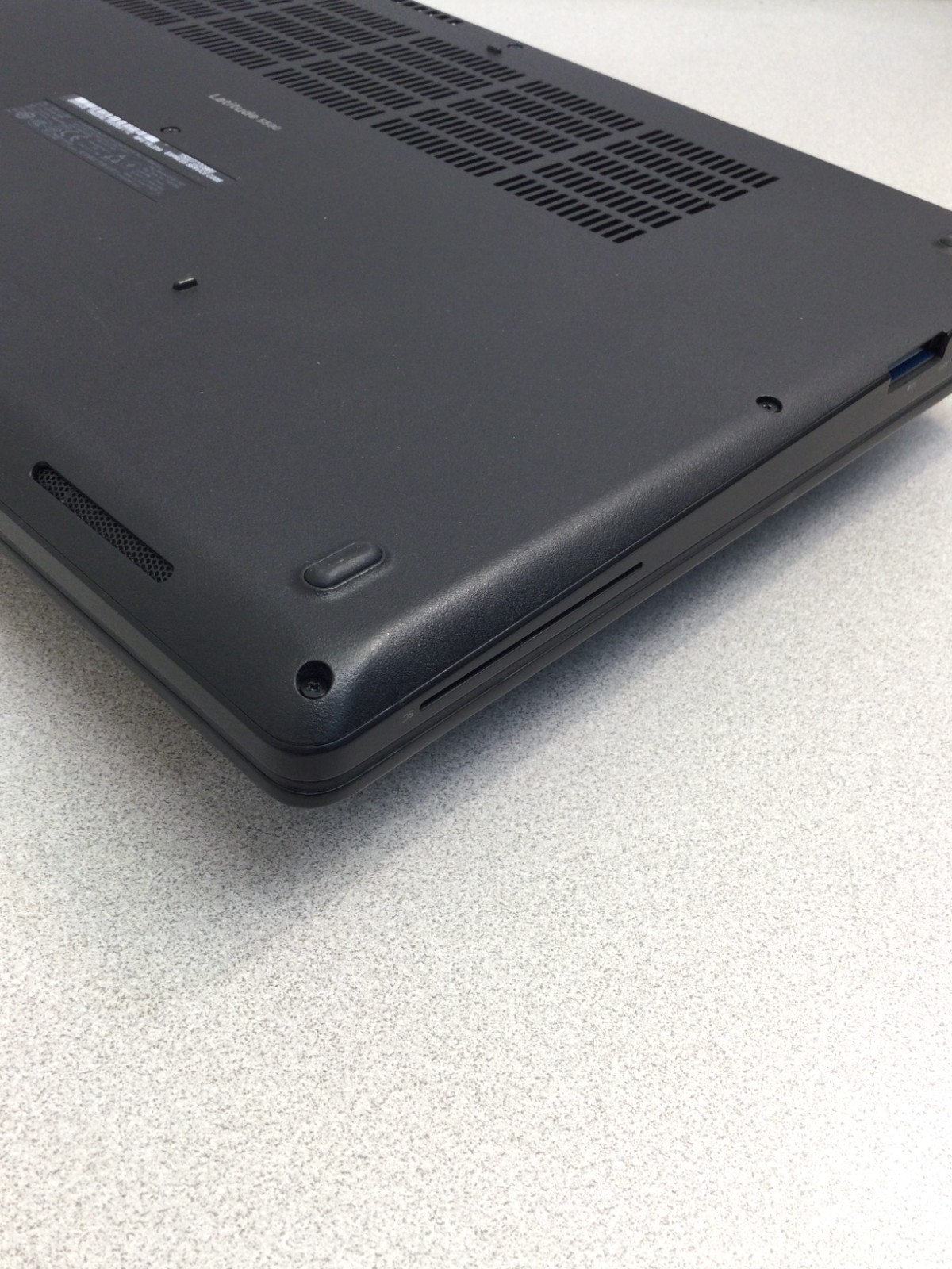 Dell Latitude 5590 15.6″ (256GB SSD, Intel Core i5-8250U, 1.6GHz, 8GB RAM