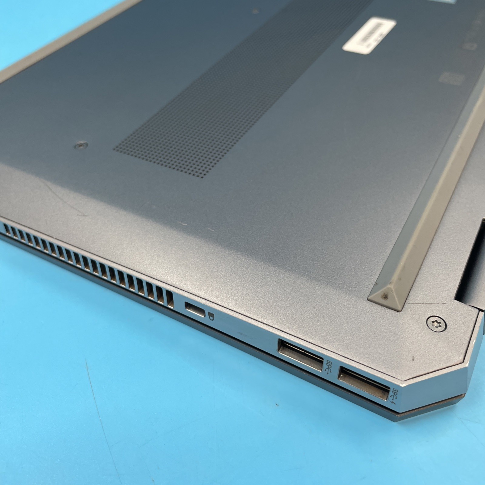 HP ZBook Studio G5 | i7-8850H | 8GB RAM | NO SSD | P1000 | NO OS | 69% BATT