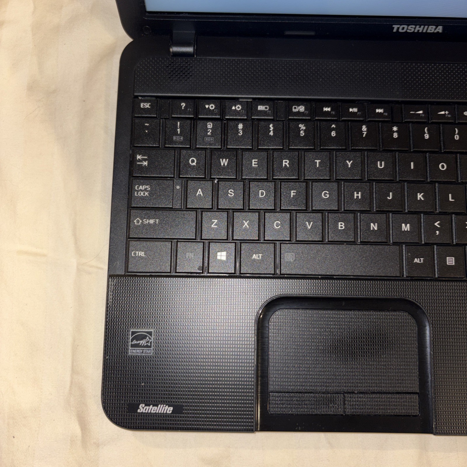 tosiba satellite c855-s5233 15.6″ Notebook – Celeron 1.70 Ghz, 16 GB, 240 GB