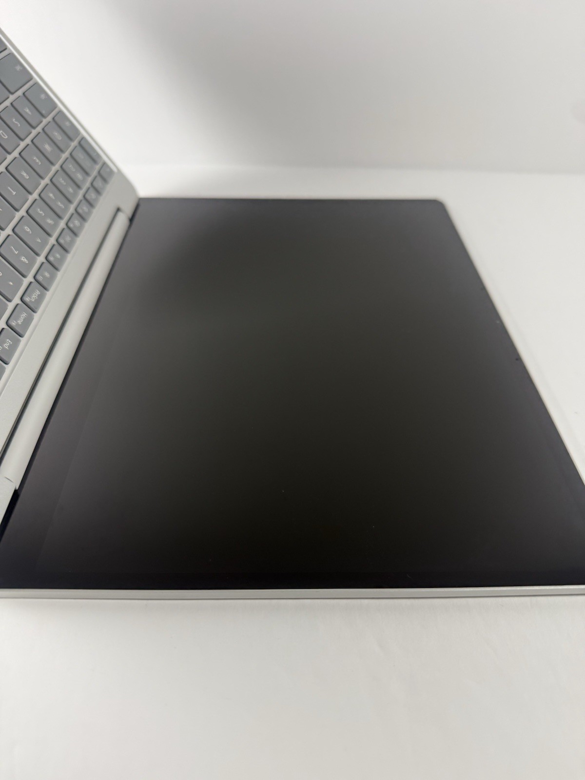 Microsoft Surface Laptop Go 2 2013 12.4″ i5-1135G7 256GB SSD 16GB RAM Win 11 Pro