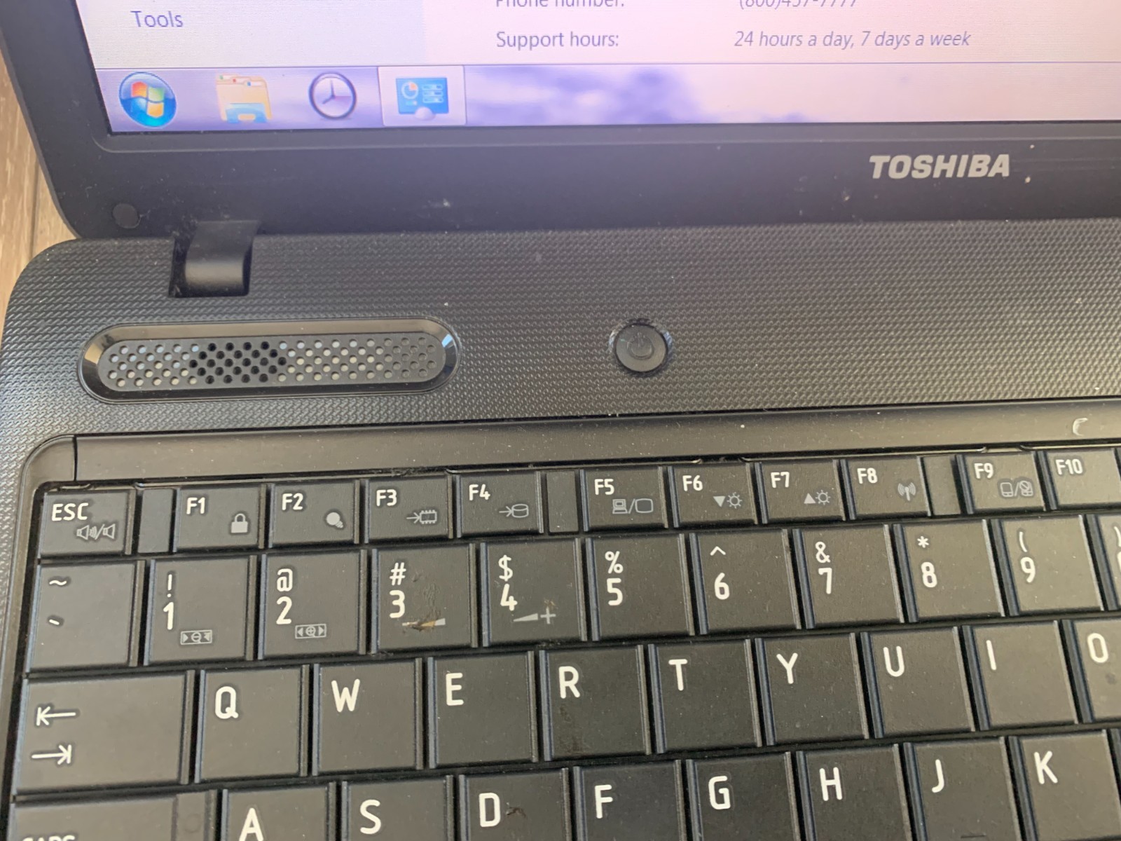 Toshiba Satellite C655-S5049 15.6″ Intel Celeron 900 2.20GHz 2GB RAM 250GB Win 7