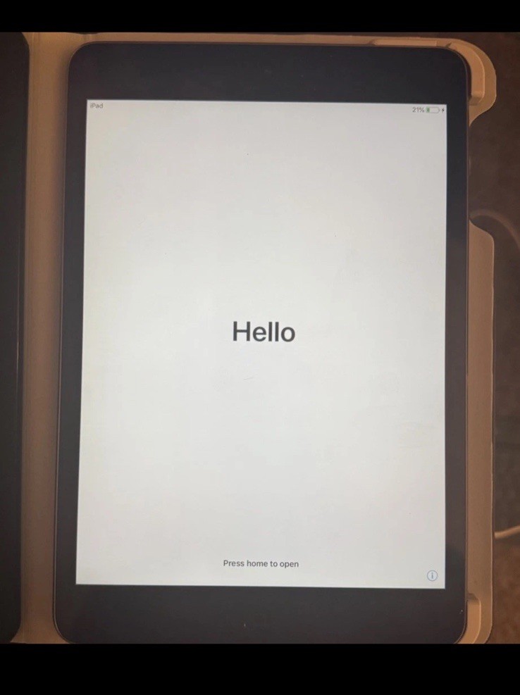 Apple iPad Mini 2 Tablet 7.9in 16GB Wi‑Fi iOS Gray w/ Keyboard Folio Case Bundle