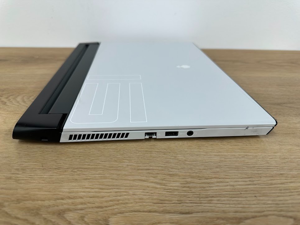 Alienware M15 R3 Core i7 10875H 32GB DDR4 Nvidia RTX 2070 Super 512GB SSD