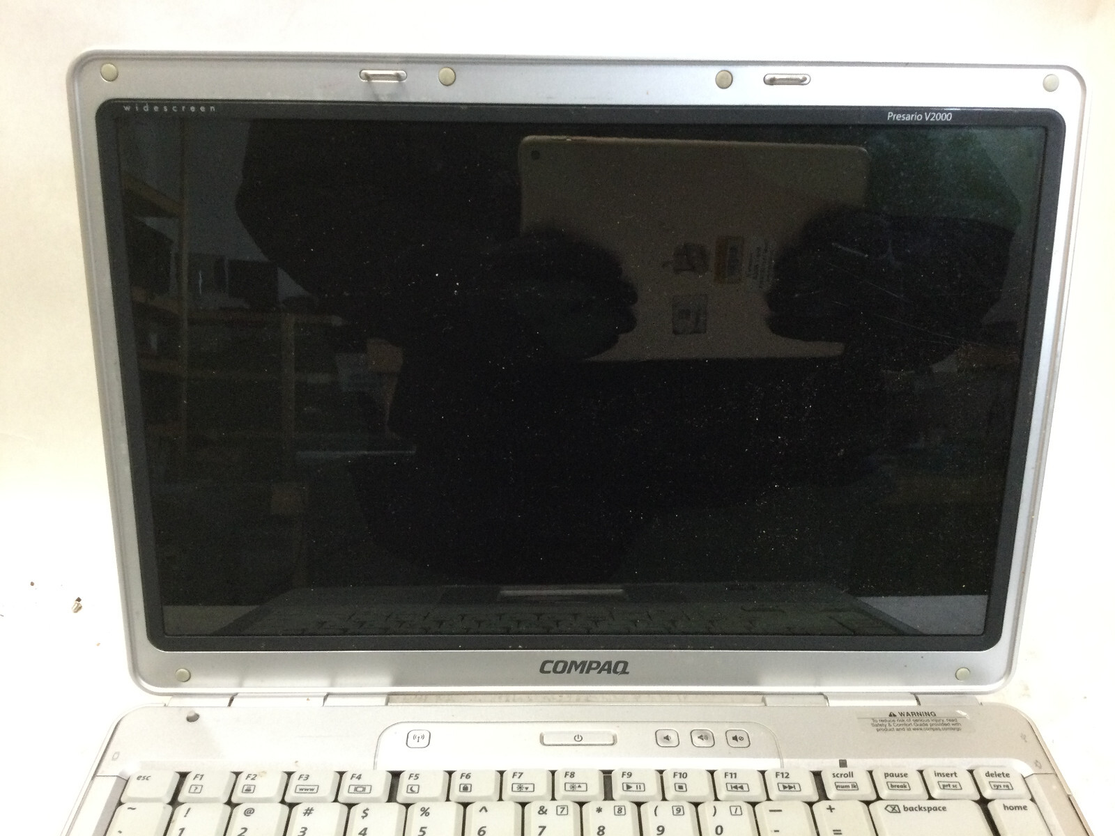 HP COMPAQ PRESARIO V2000 – FOR PARTS – INTEL CENTRINO – 256MB RAM – READ DESC-BB