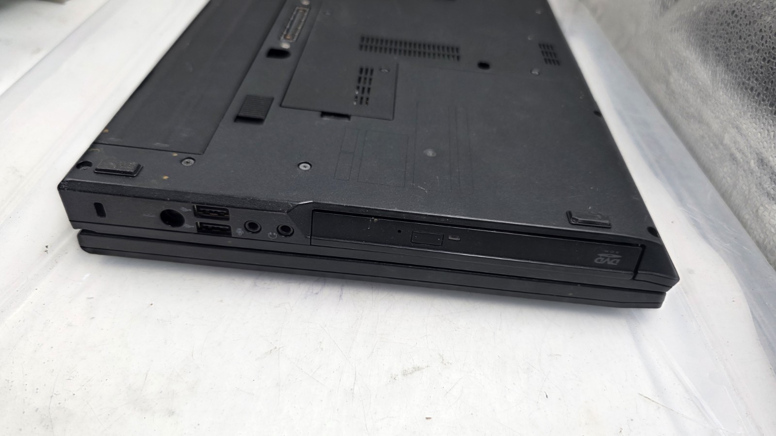 Dell Latitude E5400 14″ Laptop Intel Core WiFi – NO OS P8400 2GB 160GB DVD