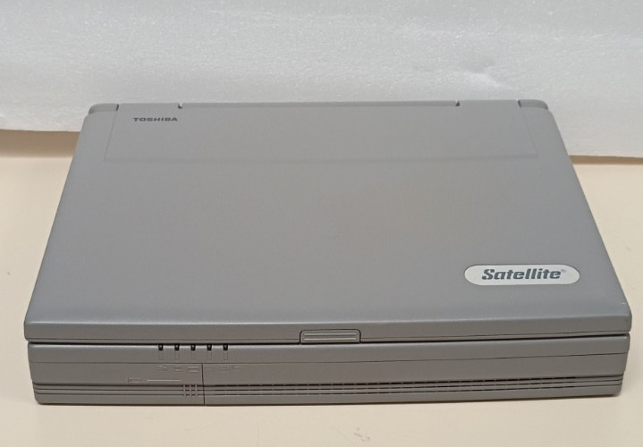 Toshiba Satellite 330CDS Laptop Intel Pentium MMX, 2Gb HD, Windows 98 Working