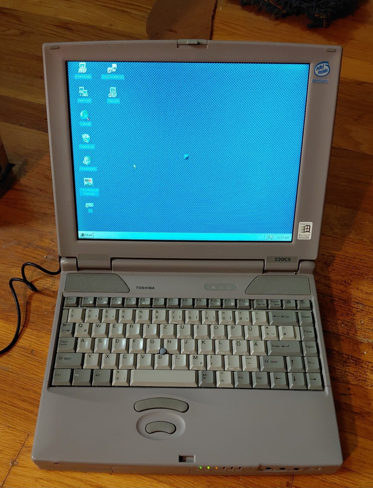 Vintage Toshiba Satellite 220CS/1.4GB TESTED! Win 95 German With Charger & Case