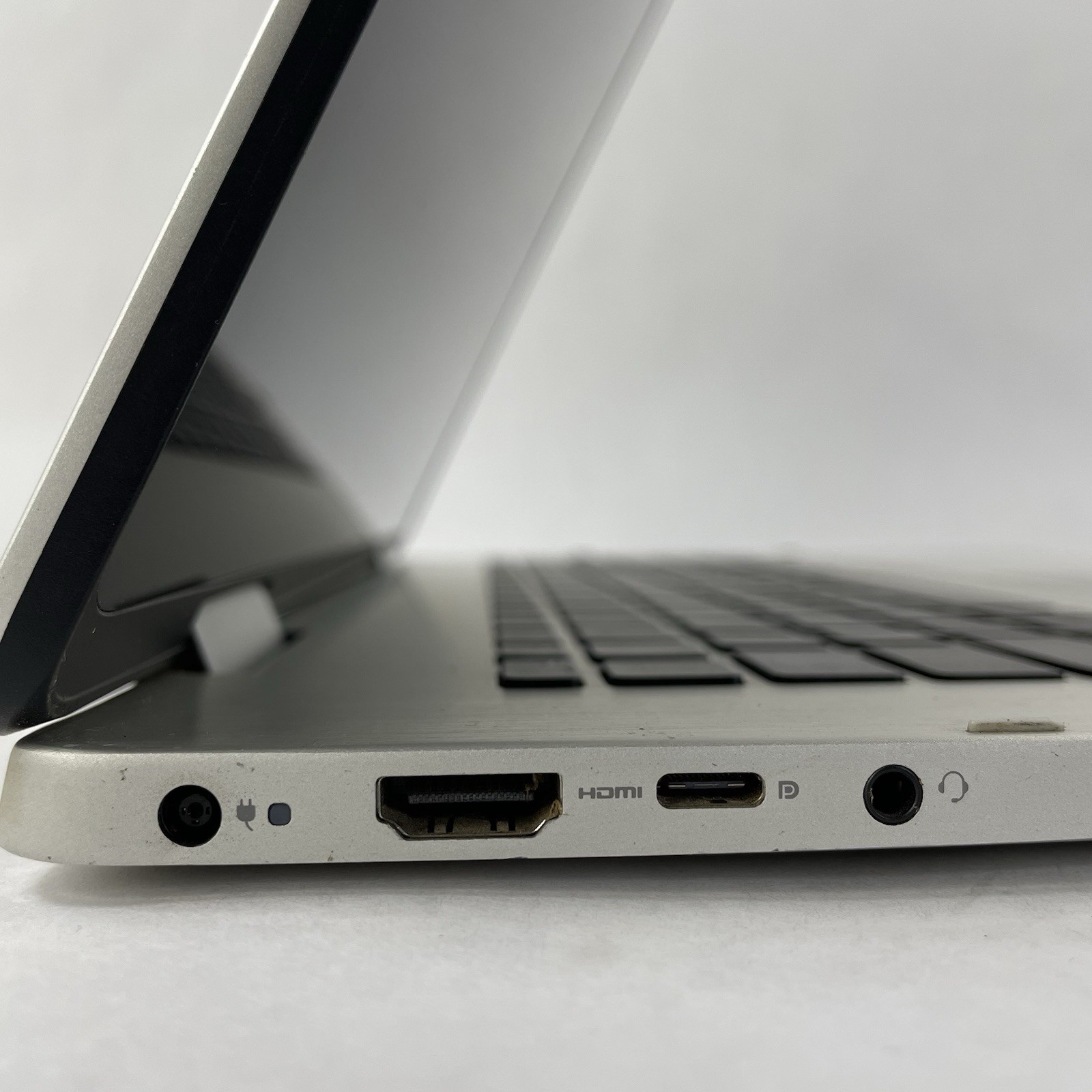 Dell Inspiron 7786 17.3″ i7-8565U 1.80 GHz 8 GB RAM No SSD/OS/AC NVDIA MX250
