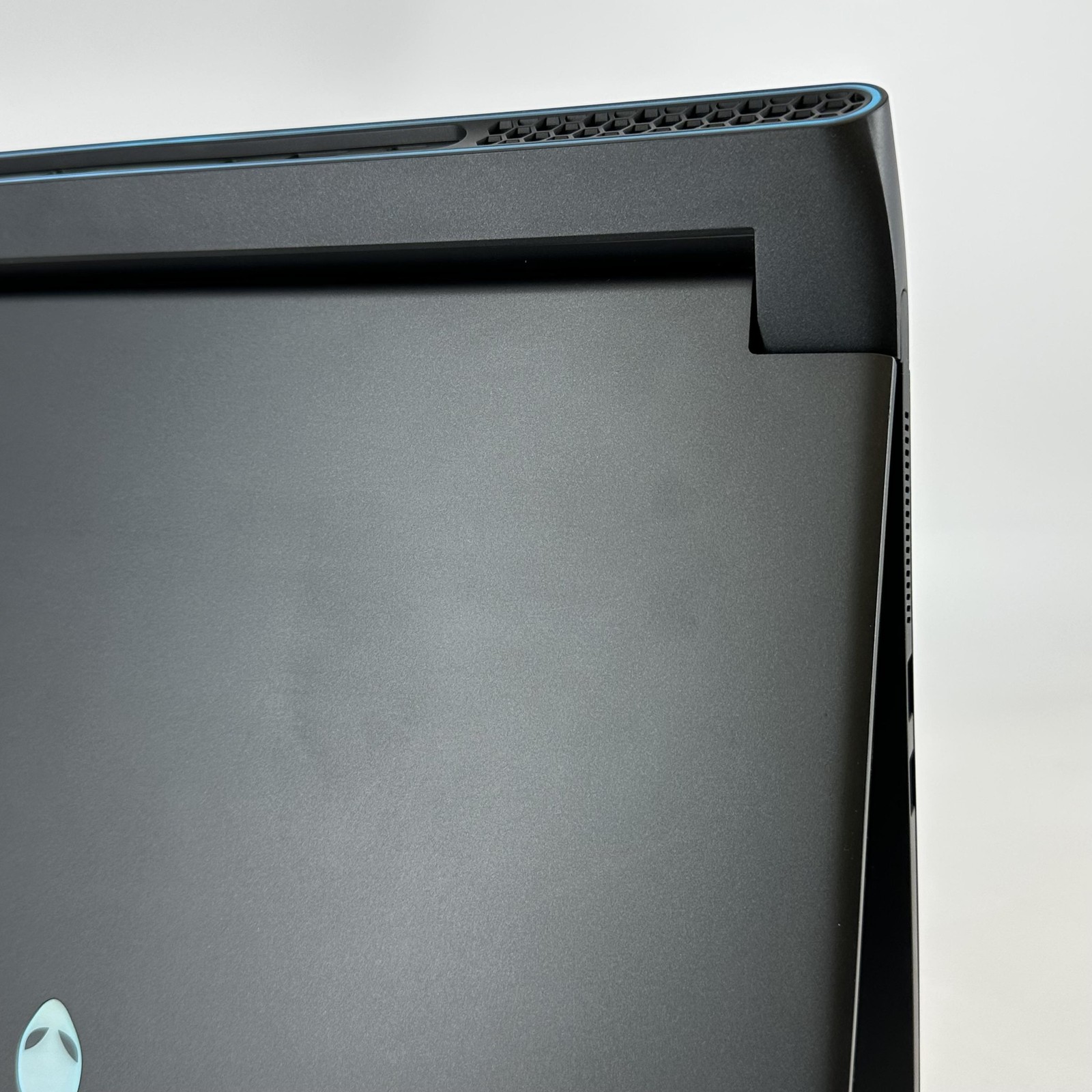 Dell Alienware m15 R7 240Hz 2K 2.5GHz i9-12900H 32GB 1TB SSD RTX 3080 WHITE SPOT