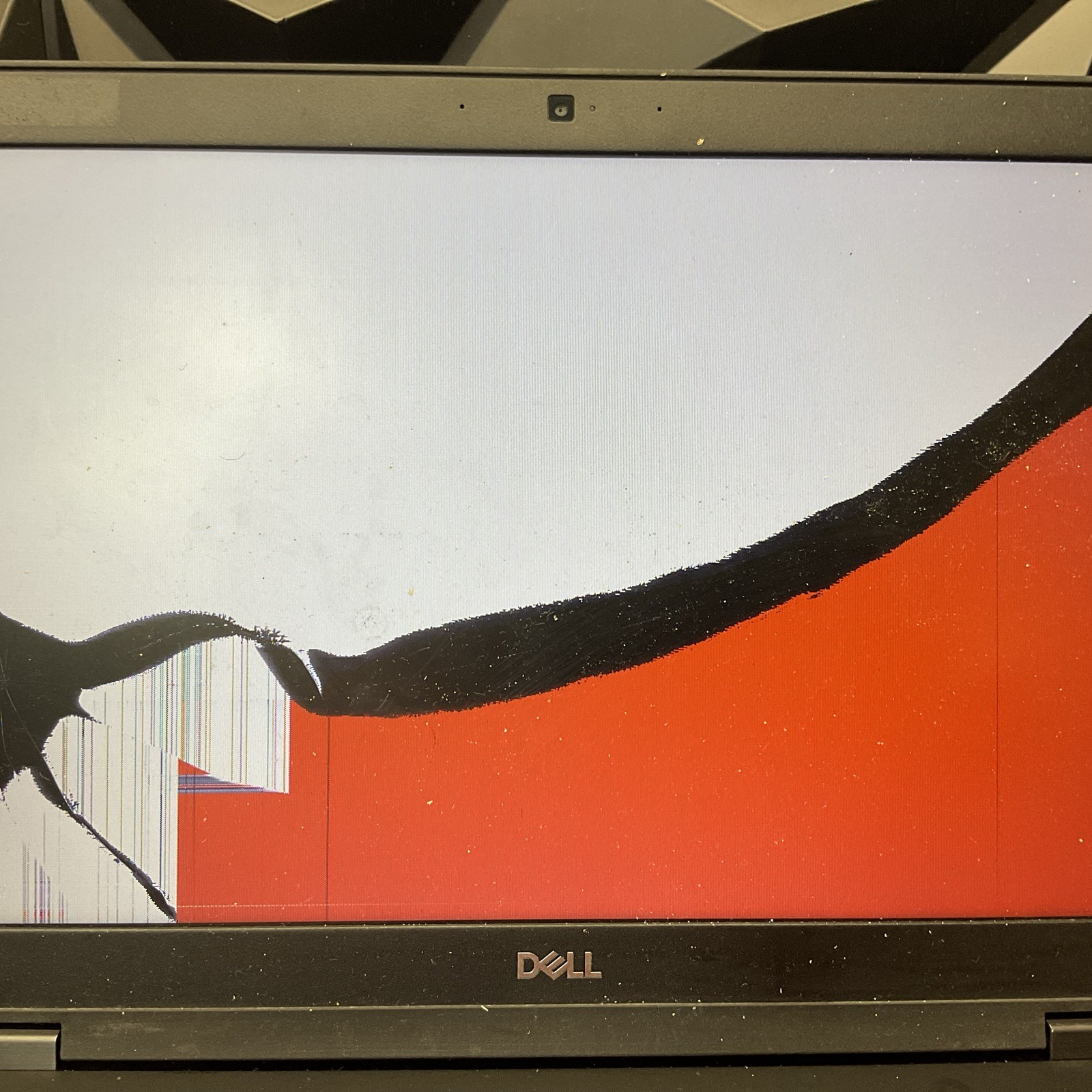 Dell Latitude 5590 / No POST / Cracked Screen / No RAM / No SSD / O10