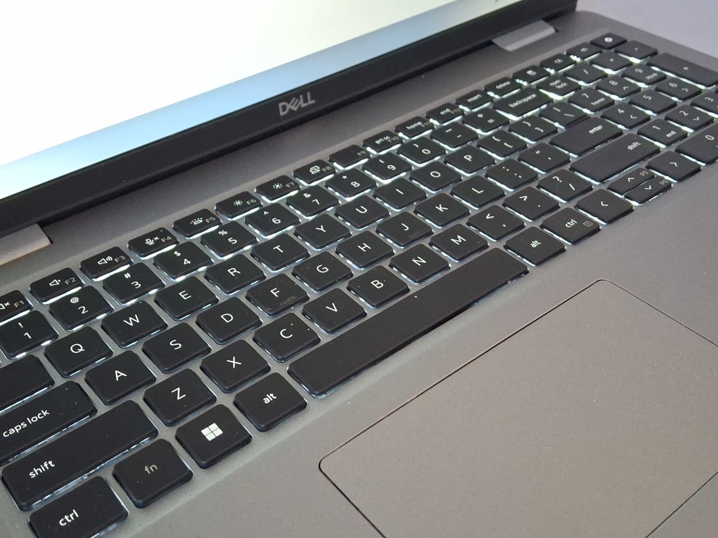 Dell Latitude 5520 – i5-1145G7 – 512GB, 16GB, Windows 11, 15.6″ – Scratches