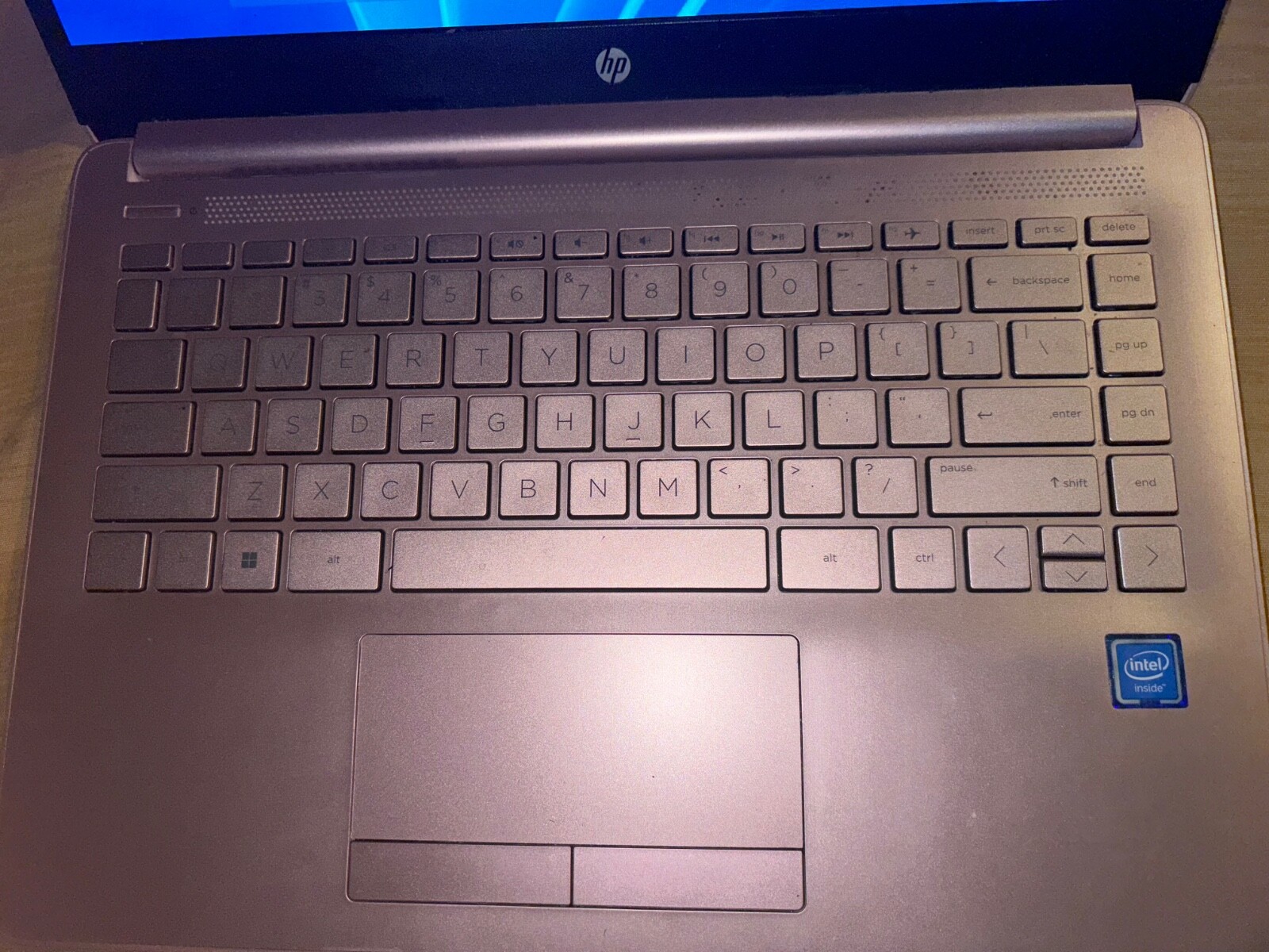 PINK USED HP LAPTOP COMPUTER ( comes with charger included)