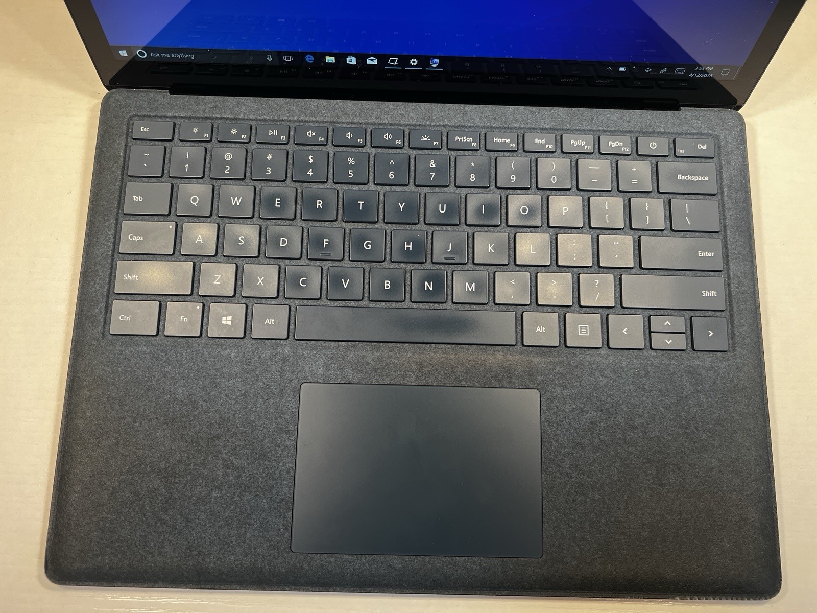 Microsoft Surface Laptop 13.5 inch (256 GB, Intel Core i7 7th Gen., 2.50 GHz,, 8