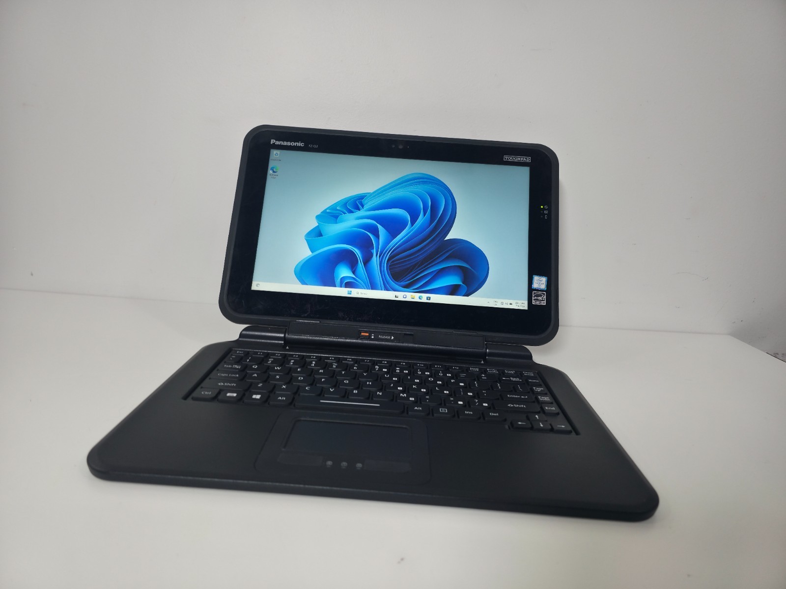 Panasonic Toughpad FZ-Q2 12.5″ 2-in-1 Tablet PC | Core m5 | 8GB RAM | 256GB SSD