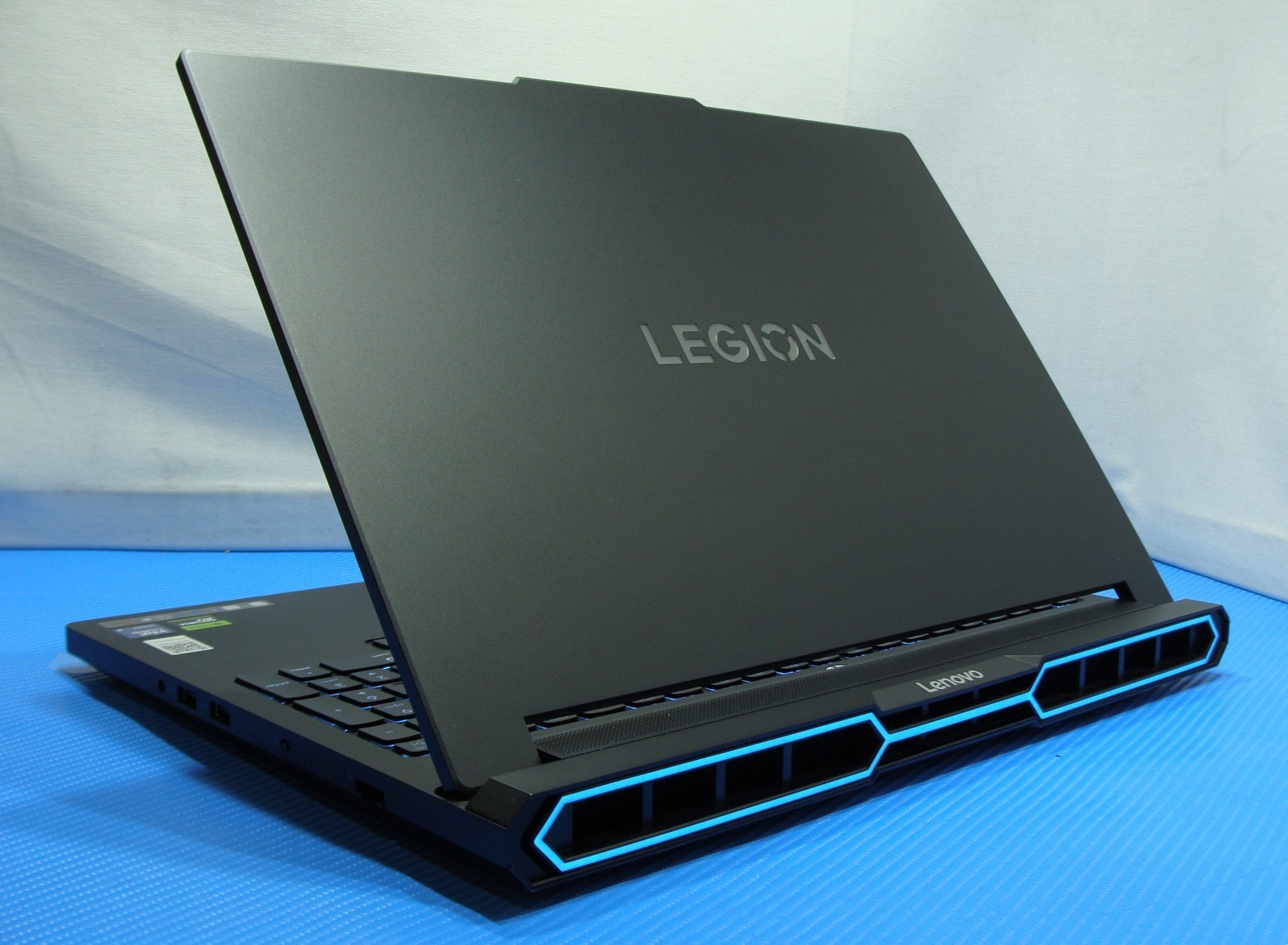 Lenovo Legion Pro 7 16IAX10H 16″ WQXGA 240hz Ultra 9 RTX 5080 32GB 1TB SSD W11H