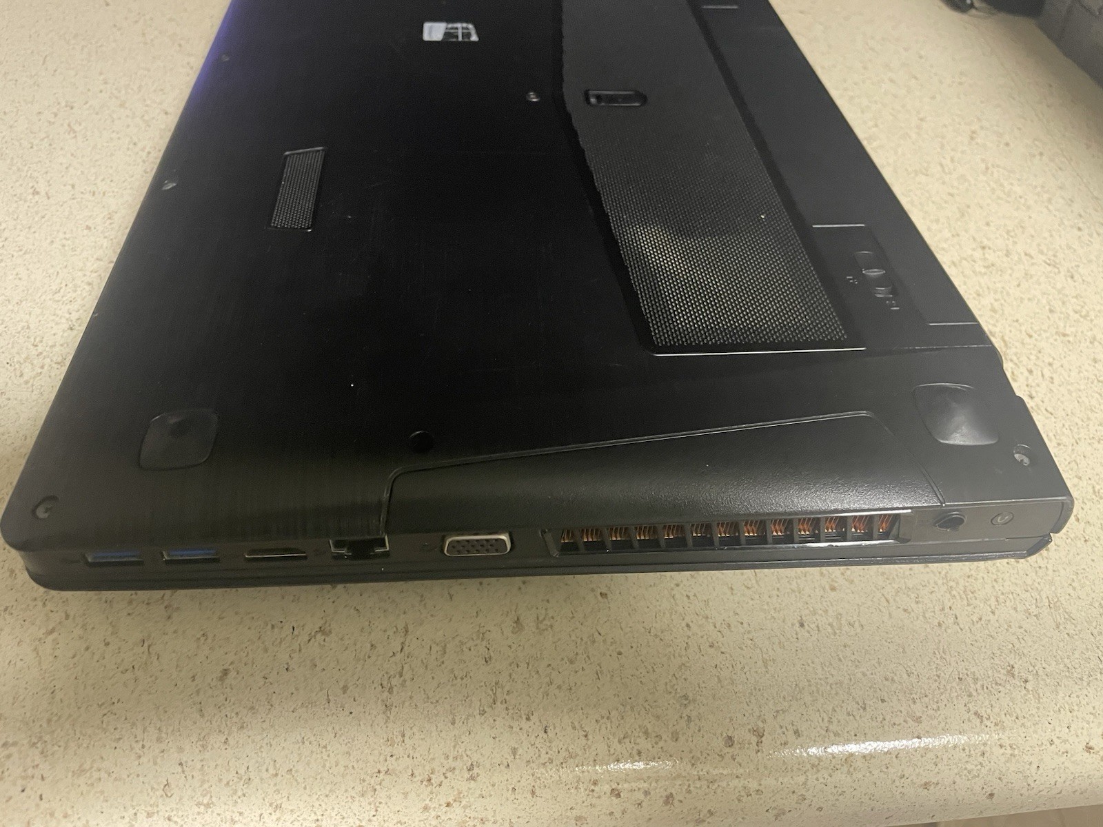 Lenovo Ideapad Y500 Gaming Laptop. 8GB Ram 1TB HDD/ Win 10/ Nvidia GeForce 750M