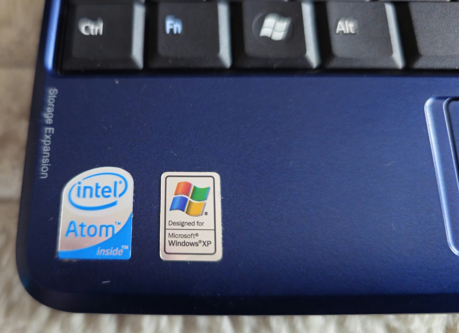 Acer Aspire One ZG5 Netbook Intel Atom Windows XP Portable + Charger – Working