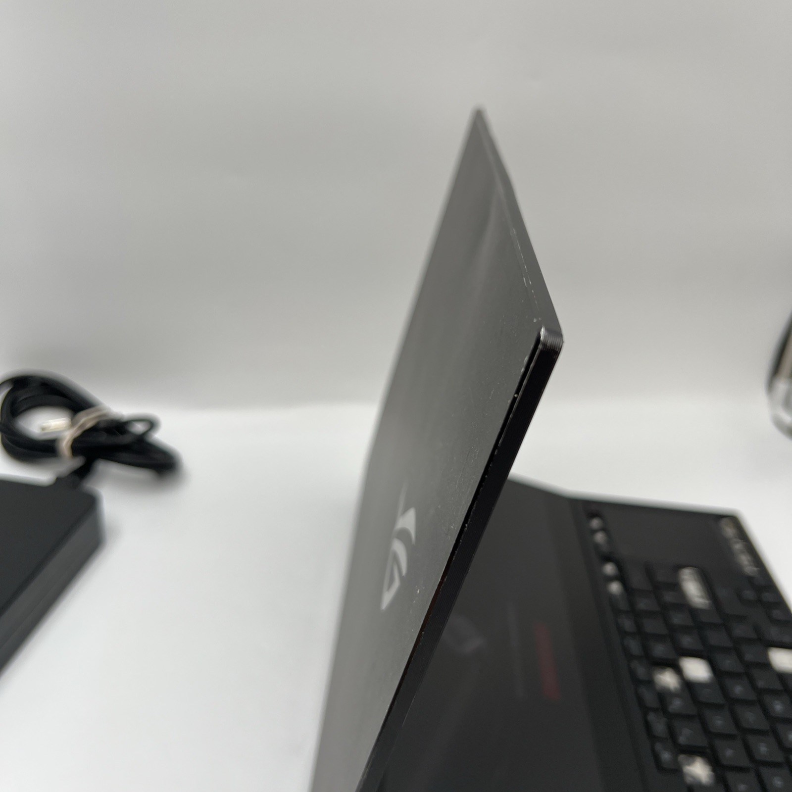 Asus ROG Zephyrus Duo 15 SE FHD TOUCH Ryzen 9 5900HX 32GB RAM 1TB RTX 3080 READ