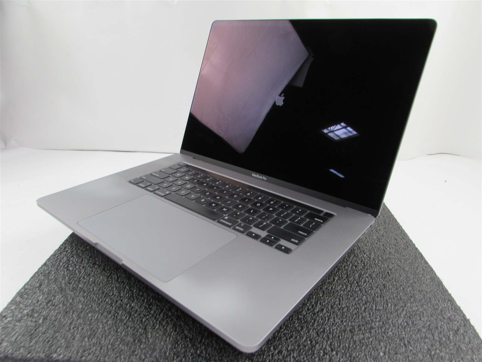 APPLE MACBOOK PRO A2141 3072X1920 I9-9980Hk 1TB SSD 32GB RAM AMD GPU NO O.S