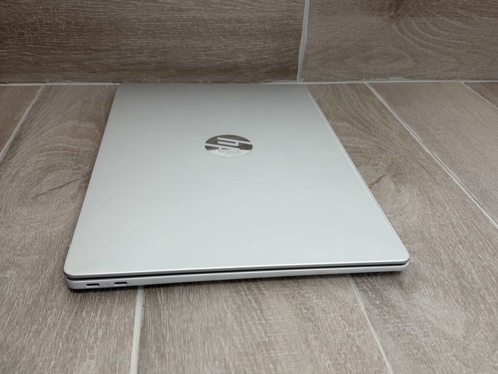HP OmniBook 5 16-FB0435NR 16″ OLED Touch Laptop Snapdragon X 16GB RAM 512GB NVMe