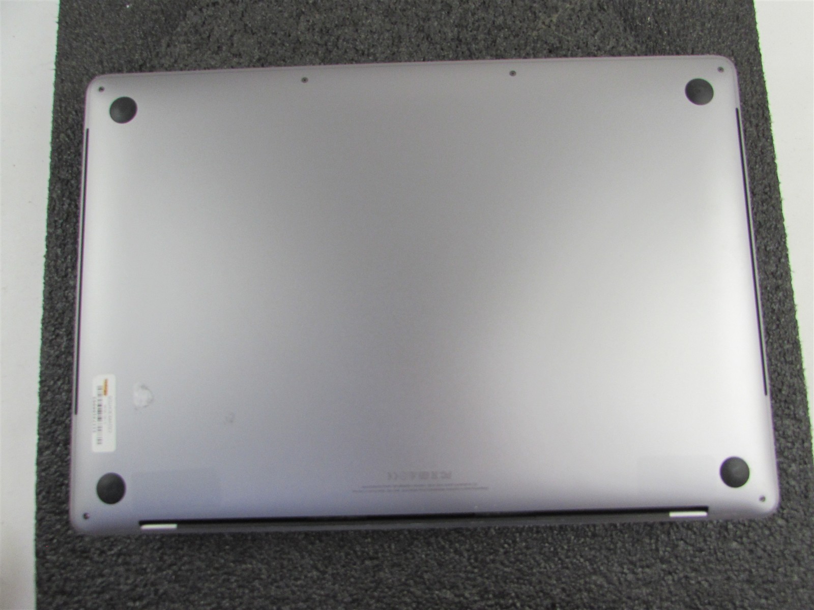 APPLE MACBOOK PRO A1707 2880X1800 I7-7700HQ 256GB SSD 16GB RAM AMD GPU NO O.S