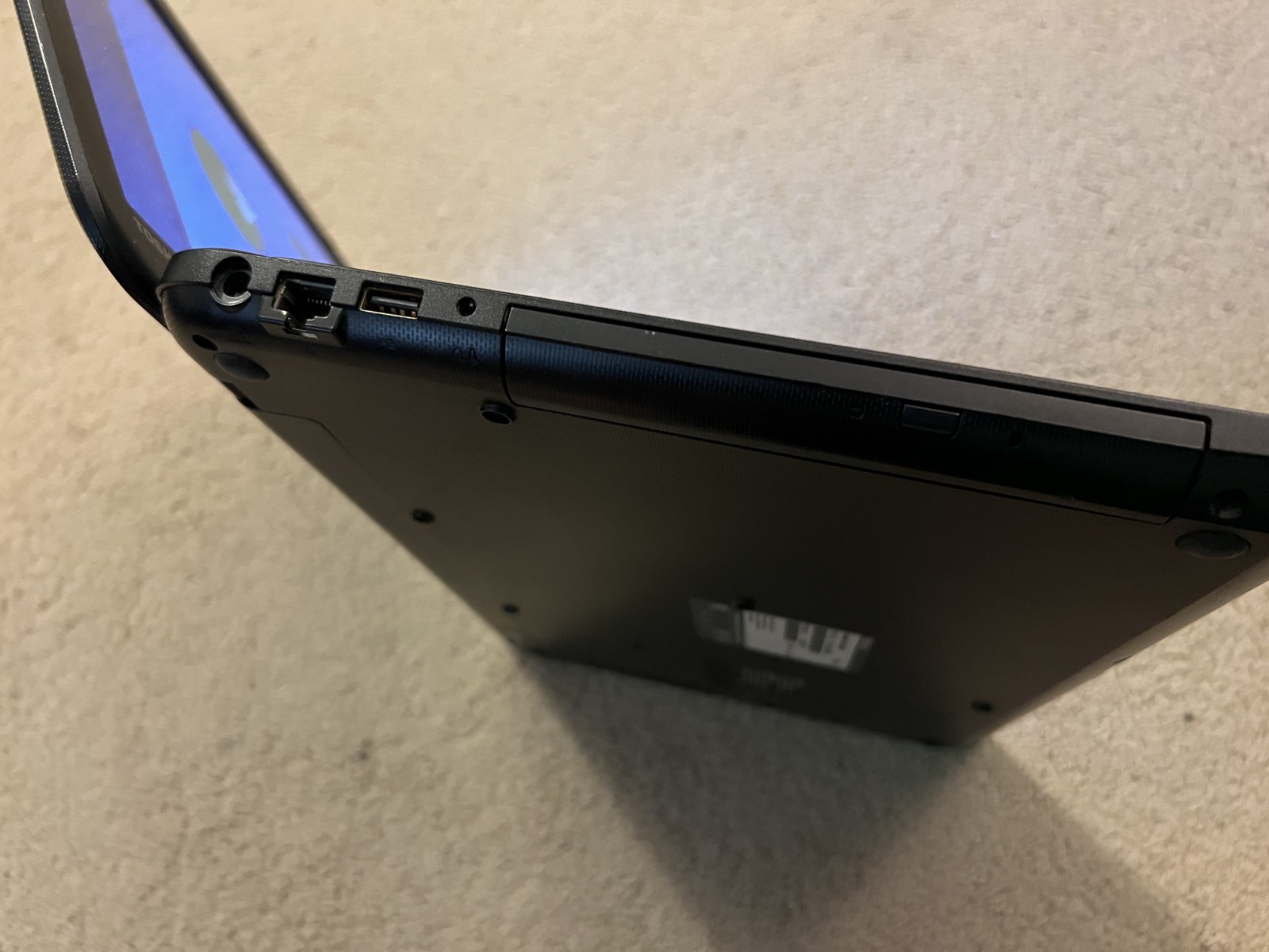 (READ!) Toshiba Satellite C55-B5362: Core i3-4005U @1.70GHz, 8Gb DDR3, 256Gb SSD