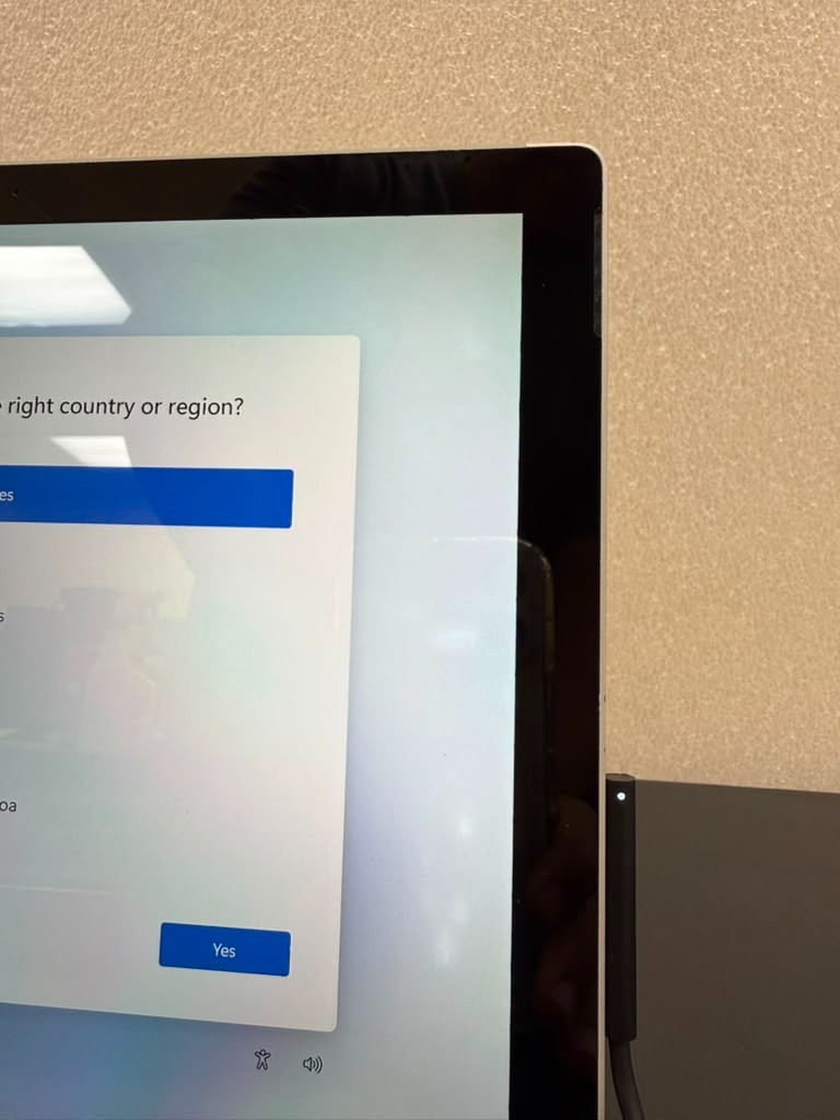 Microsoft Surface Pro 7 i5-1035G4 8GB RAM 256GB SSD 12.3″ Touch White Spot Used