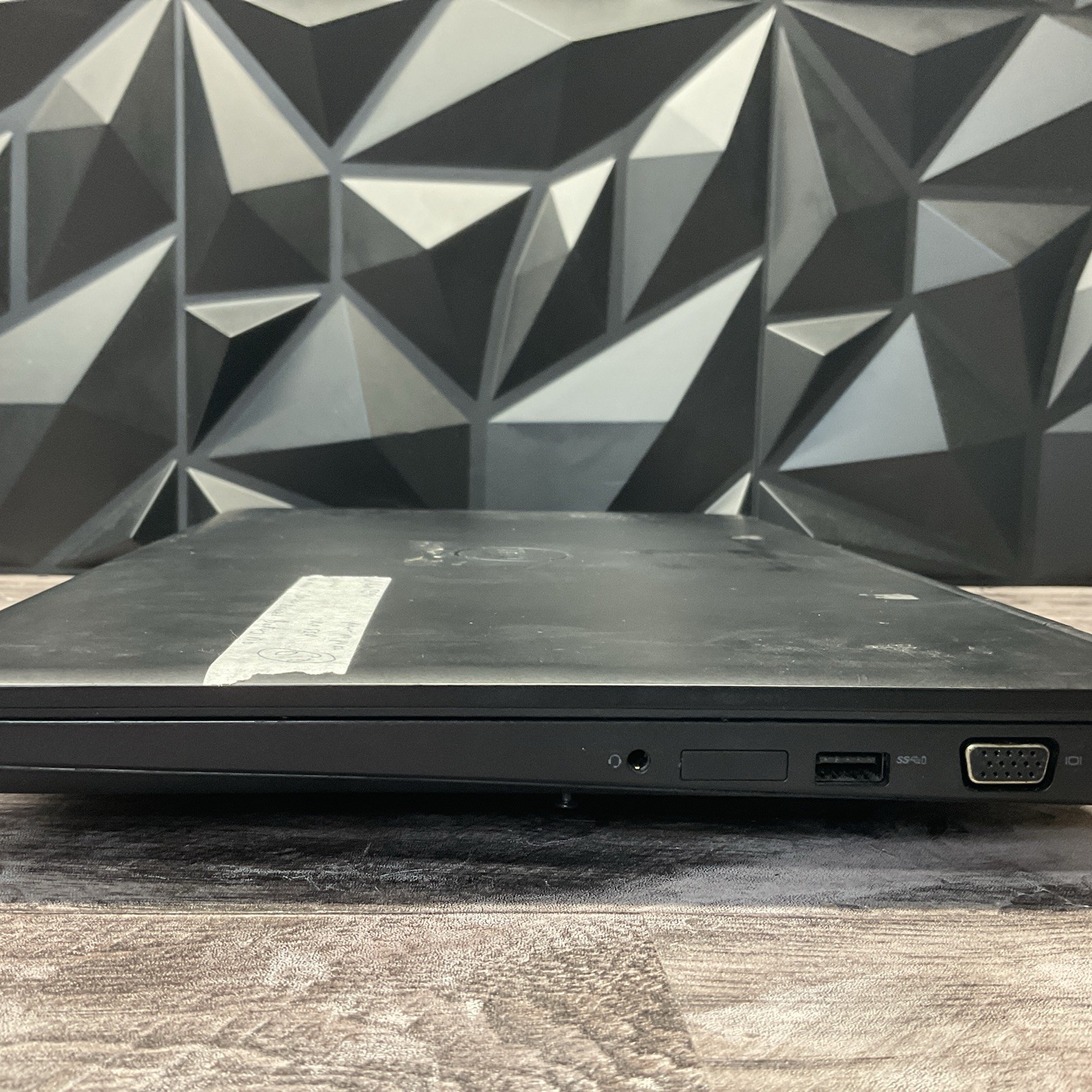 Dell Latitude 5590 / No POST / Cracked Screen / No RAM / No SSD / O10