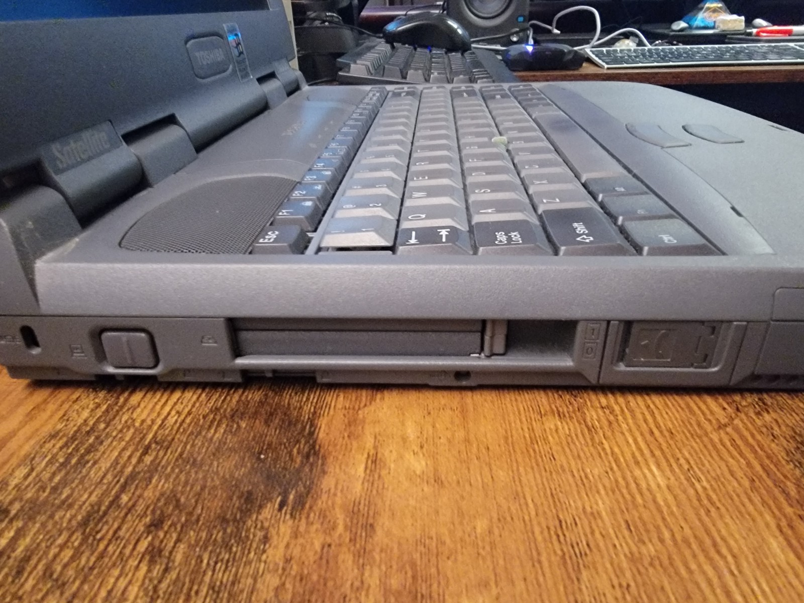 Toshiba 325CDS & Toshiba 2065CDS Satellite Vintage Laptop – Retro – WIN 98 DOS