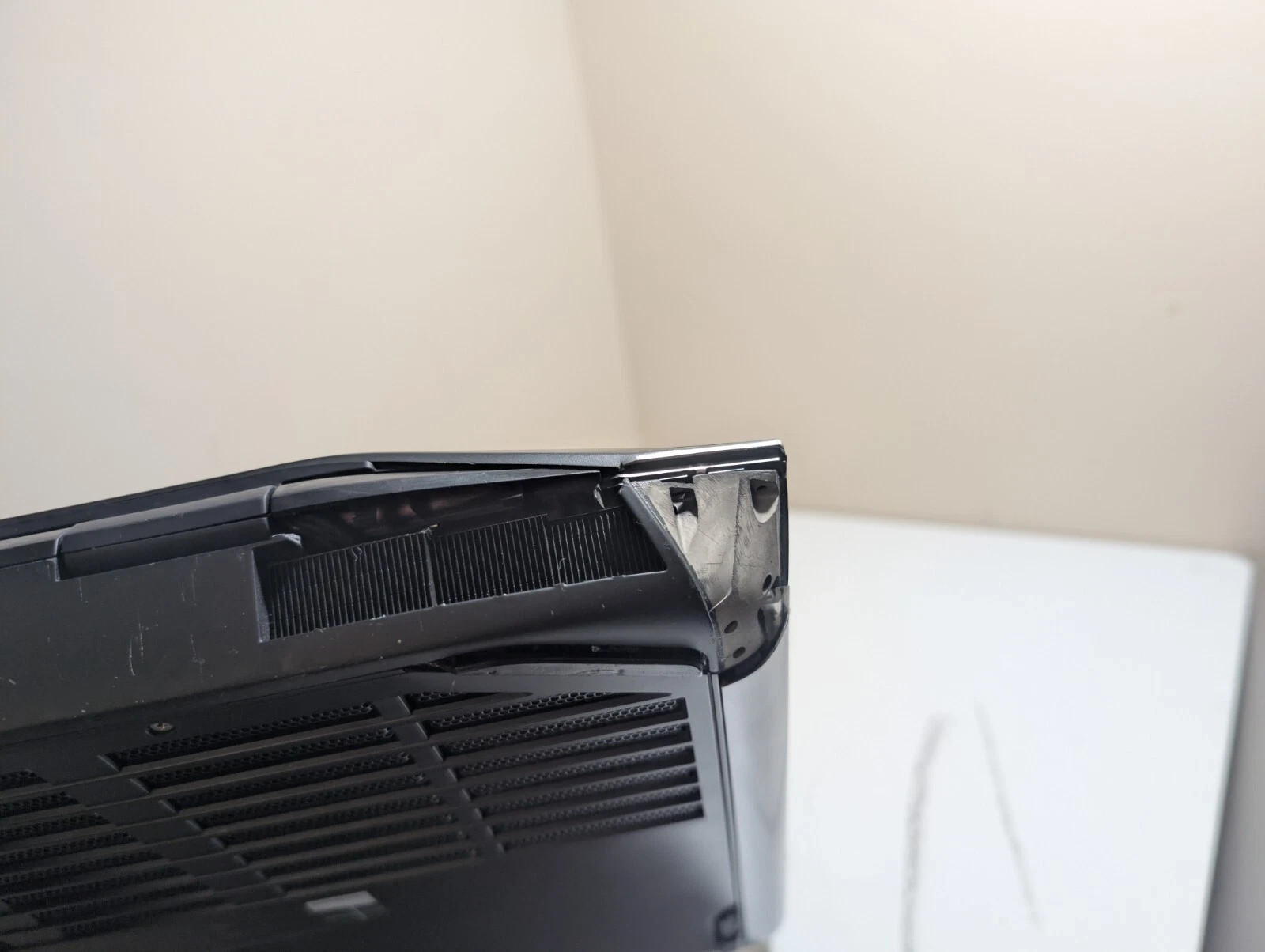Alienware 17 i7-4700MQ No RAM No HDD no video card As is