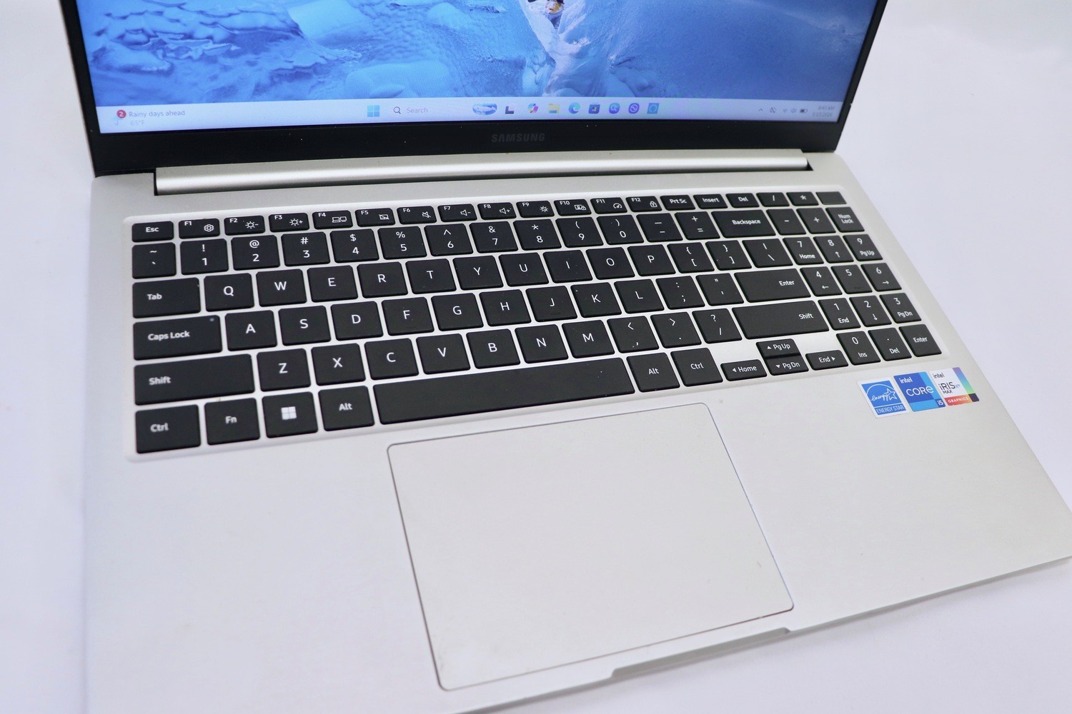SAMSUNG 15.6″ Touch i3-1135G7 8GB 256GB SSD FHD Iris Xe MAX Win11