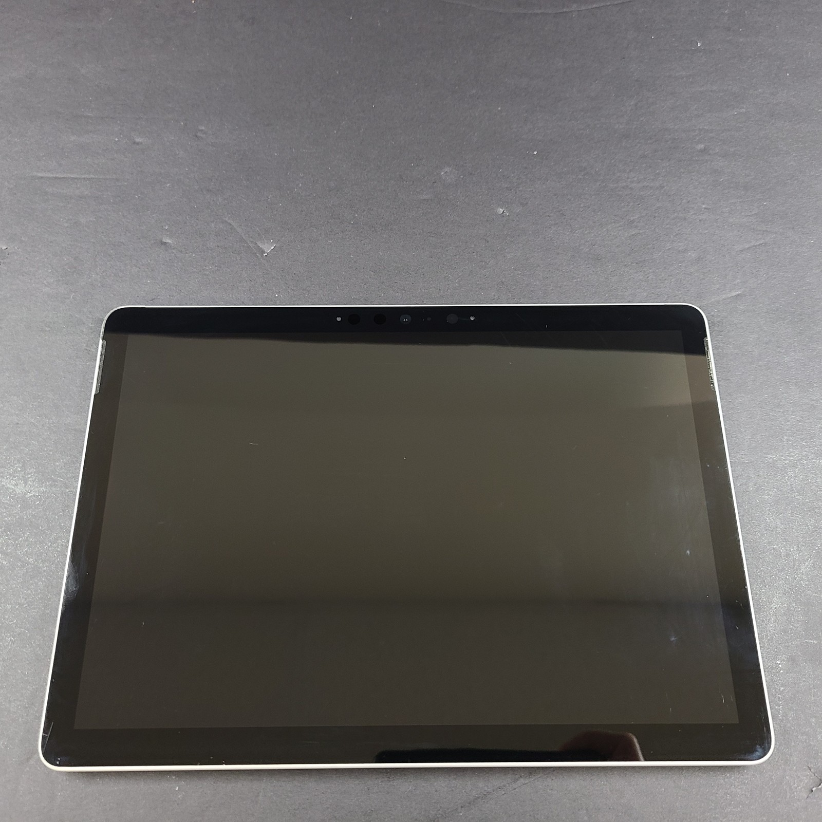 Surface Go 2 Laptop 10.5″ – Intel m3-8100Y CPU @ 1.10 GHz – 128GB SSD – 8GB RAM
